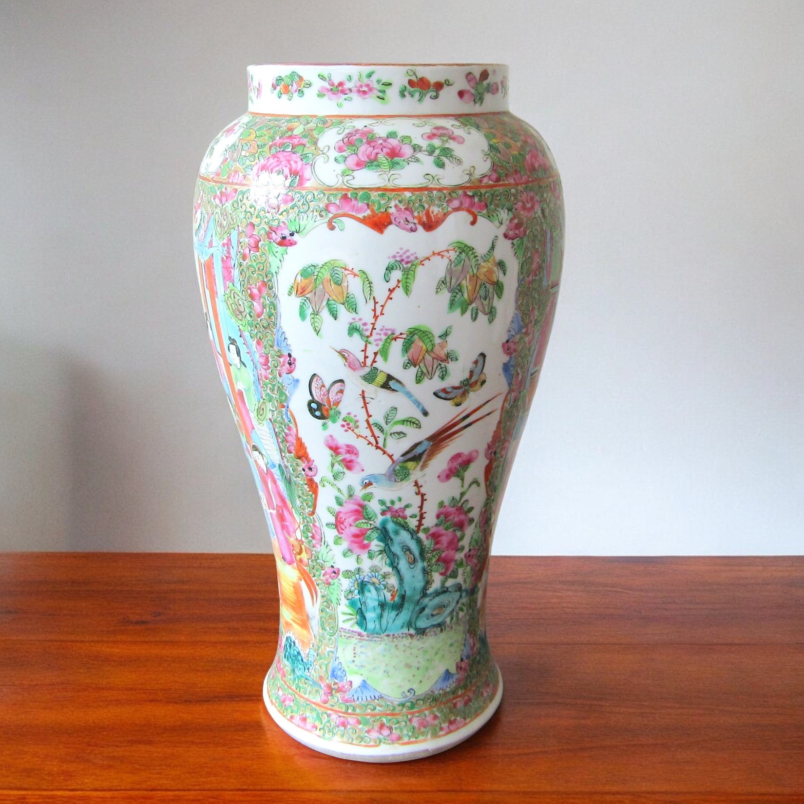 Chine. Canton. Vase en porcelaine décor polychrome de personnages, oiseaux, XIXe siècle