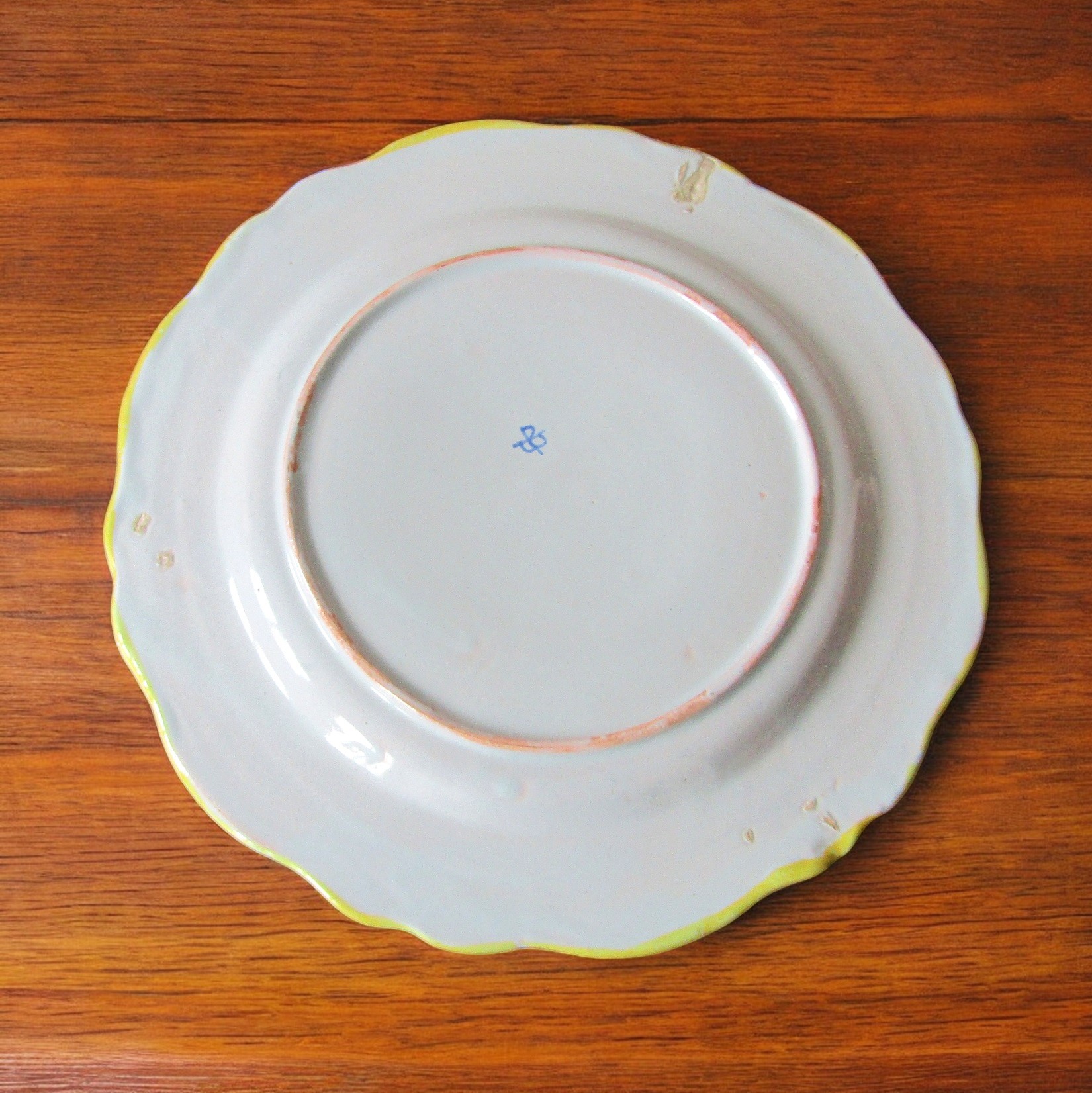 Quimper. Porquier Beau. Assiette en faïence à décor de pensées, fin XIXe siècle