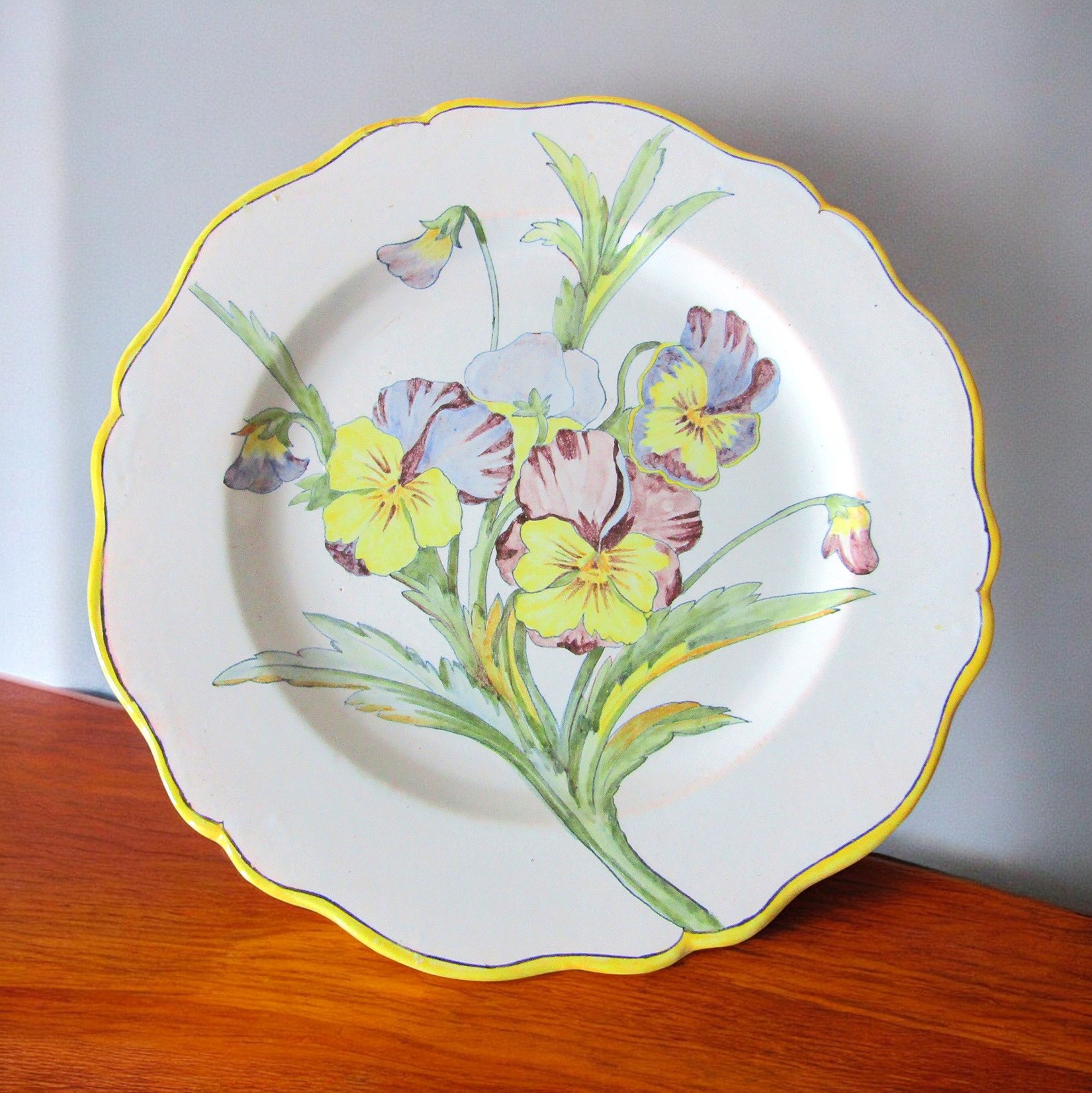 Quimper. Porquier Beau. Assiette en faïence à décor de pensées, fin XIXe siècle