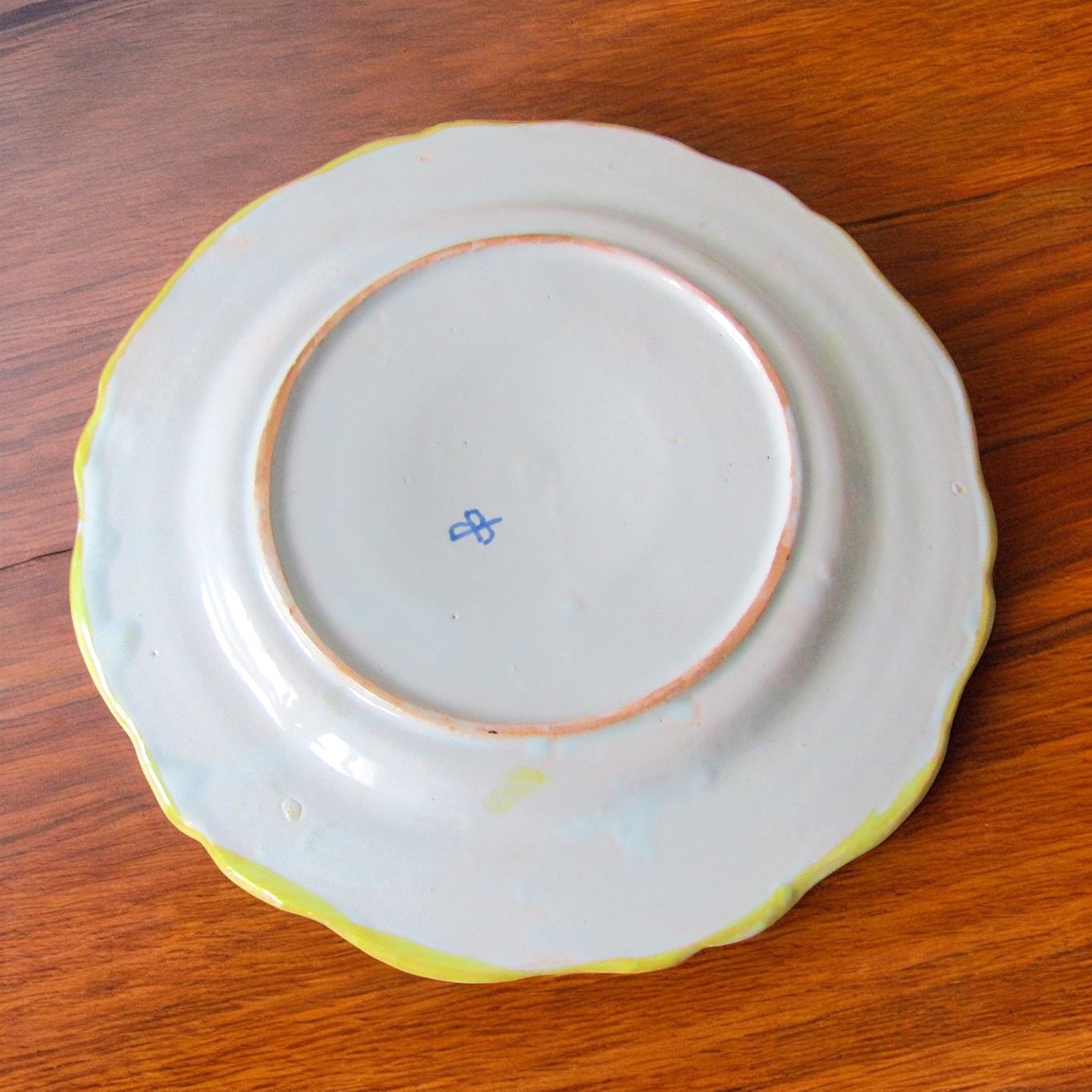 Quimper. Porquier Beau. Assiette en faïence à décor polychrome de phlox roses et jaunes, fin XIXe siècle