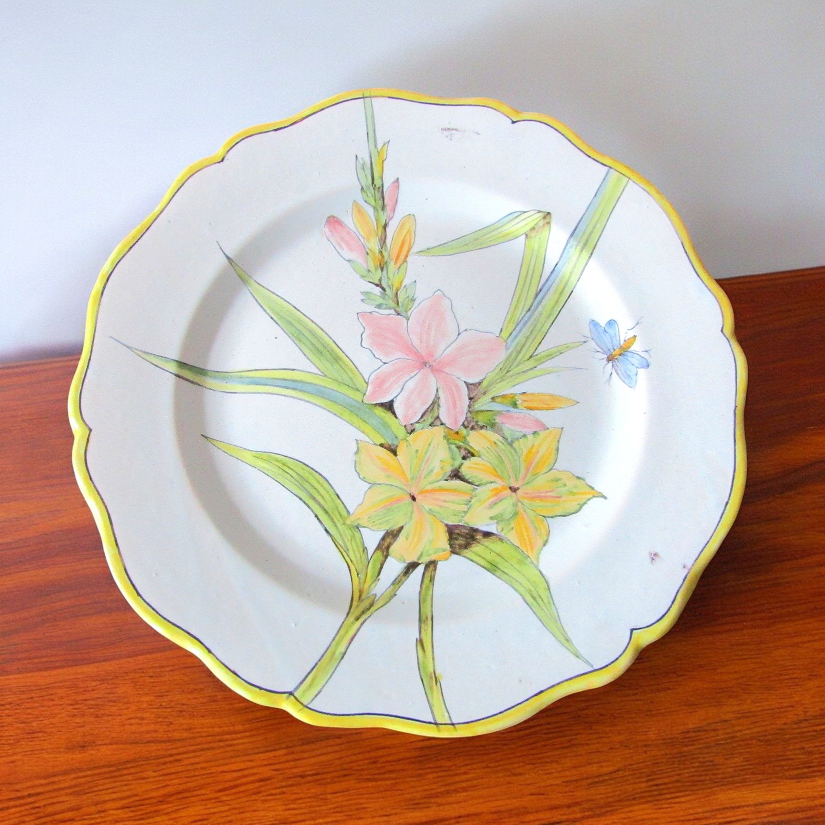 Quimper. Porquier Beau. Assiette en faïence à décor polychrome de phlox roses et jaunes, fin XIXe siècle
