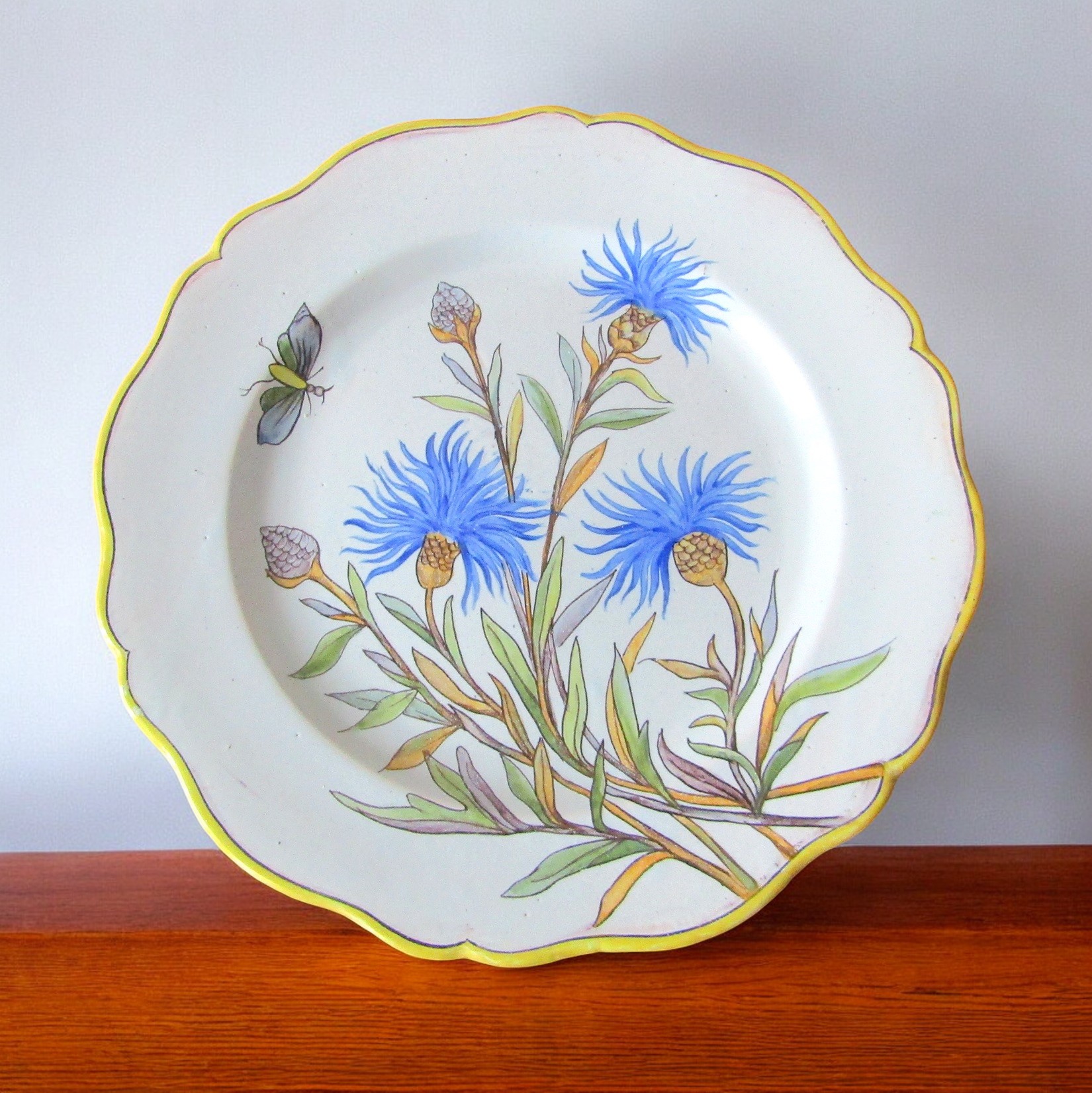 Quimper. Porquier Beau. Assiette en faïence à décor de bleuets et insecte, fin XIXe siècle