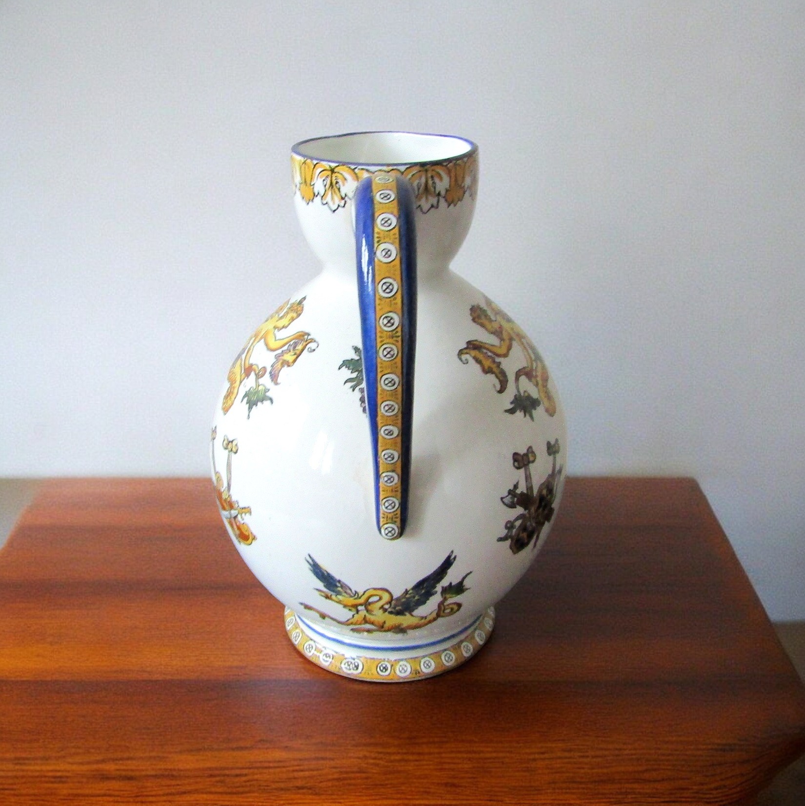 Gien. Pichet à cidre faïence décor polychrome renaissance fond blanc, début XXe