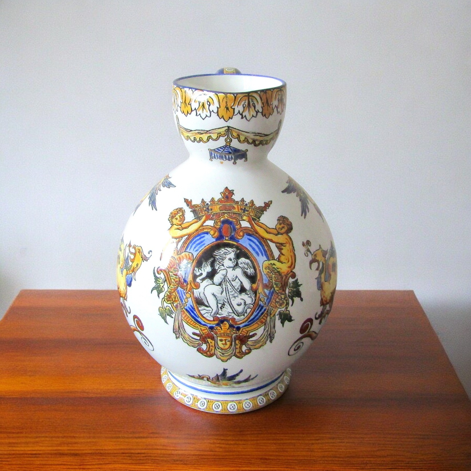 Gien. Pichet à cidre faïence décor polychrome renaissance fond blanc, début XXe