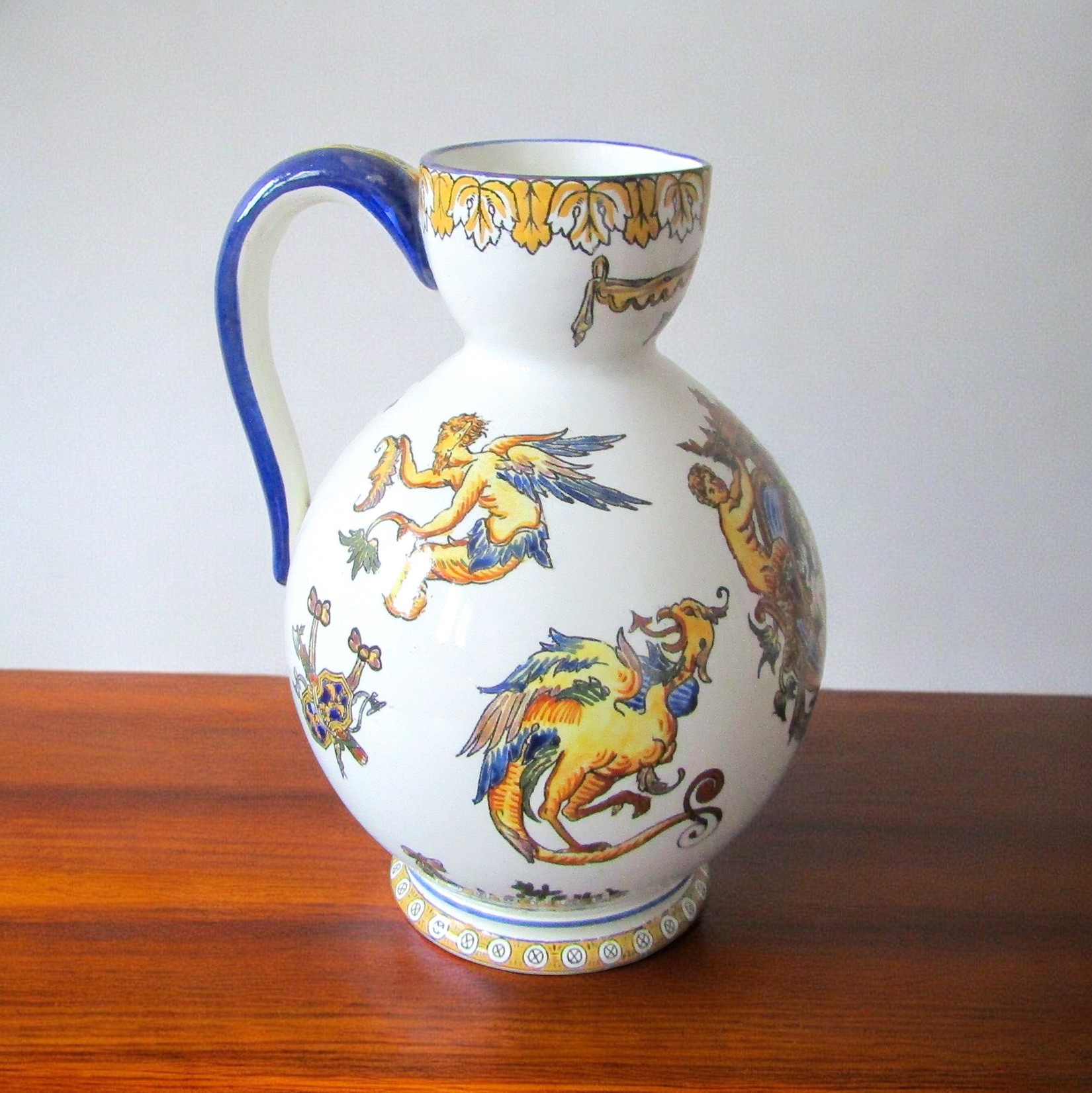 Gien. Pichet à cidre faïence décor polychrome renaissance fond blanc, début XXe