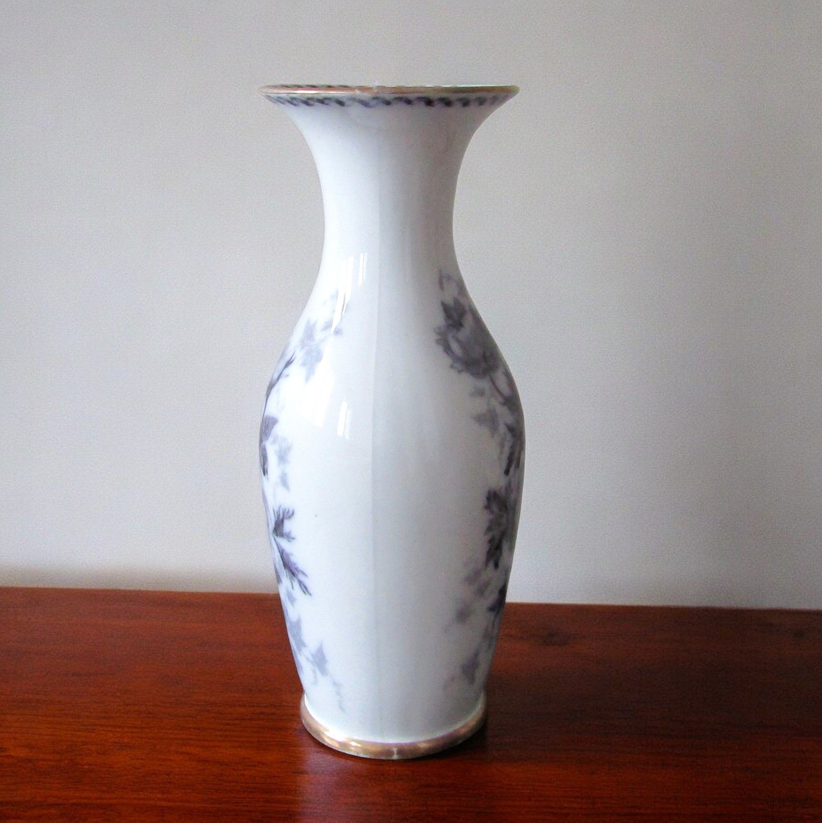 Sarreguemines. Vase en porcelaine à décor en grisaille de bouquets fleuris, XIXe siècle