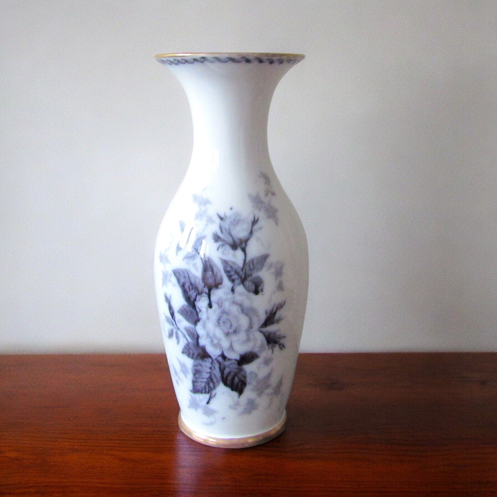 Sarreguemines. Vase en porcelaine à décor en grisaille de bouquets fleuris, XIXe siècle