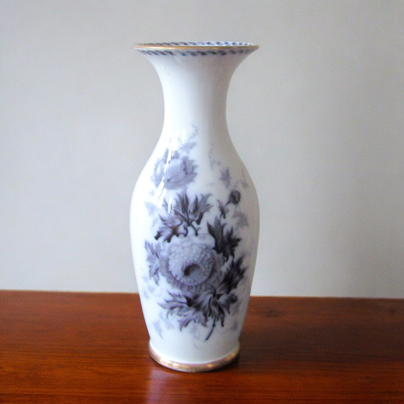 Sarreguemines. Vase en porcelaine à décor en grisaille de bouquets fleuris, XIXe siècle