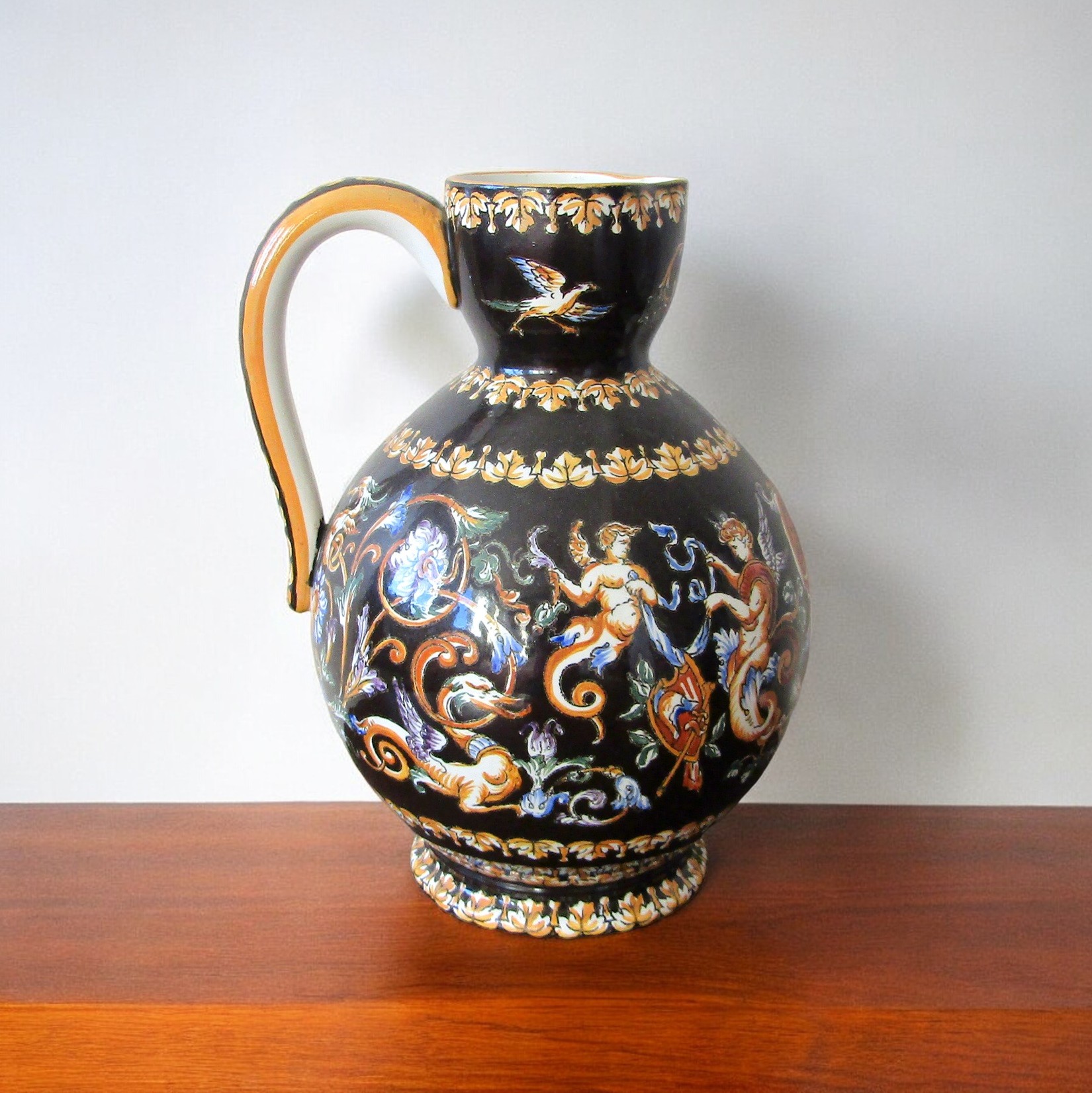 Gien. Pichet à cidre en faïence décor renaissance fond noir, début XXe siècle