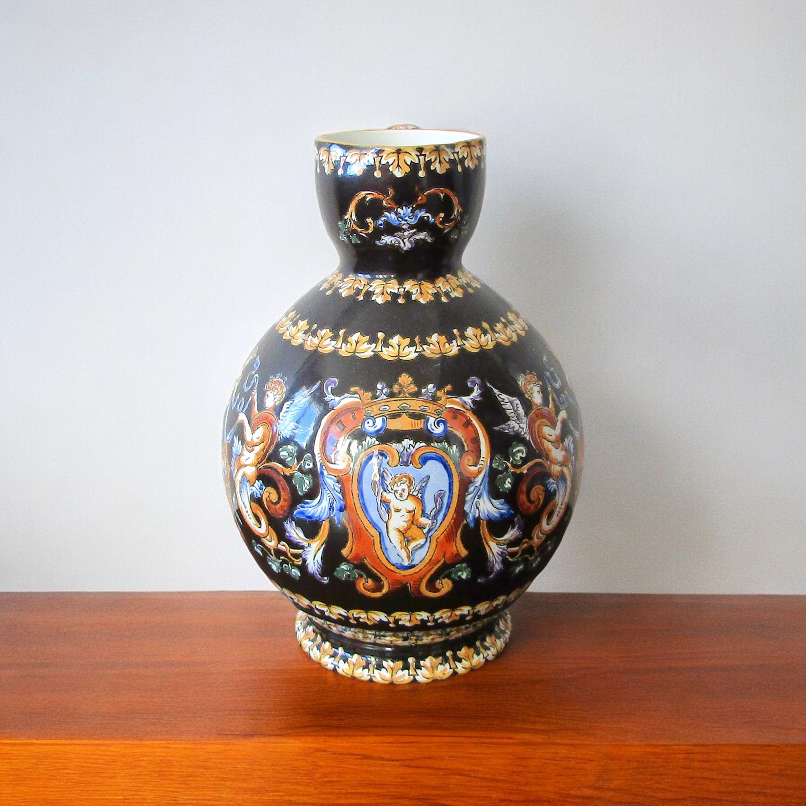 Gien. Pichet à cidre en faïence décor renaissance fond noir, début XXe siècle