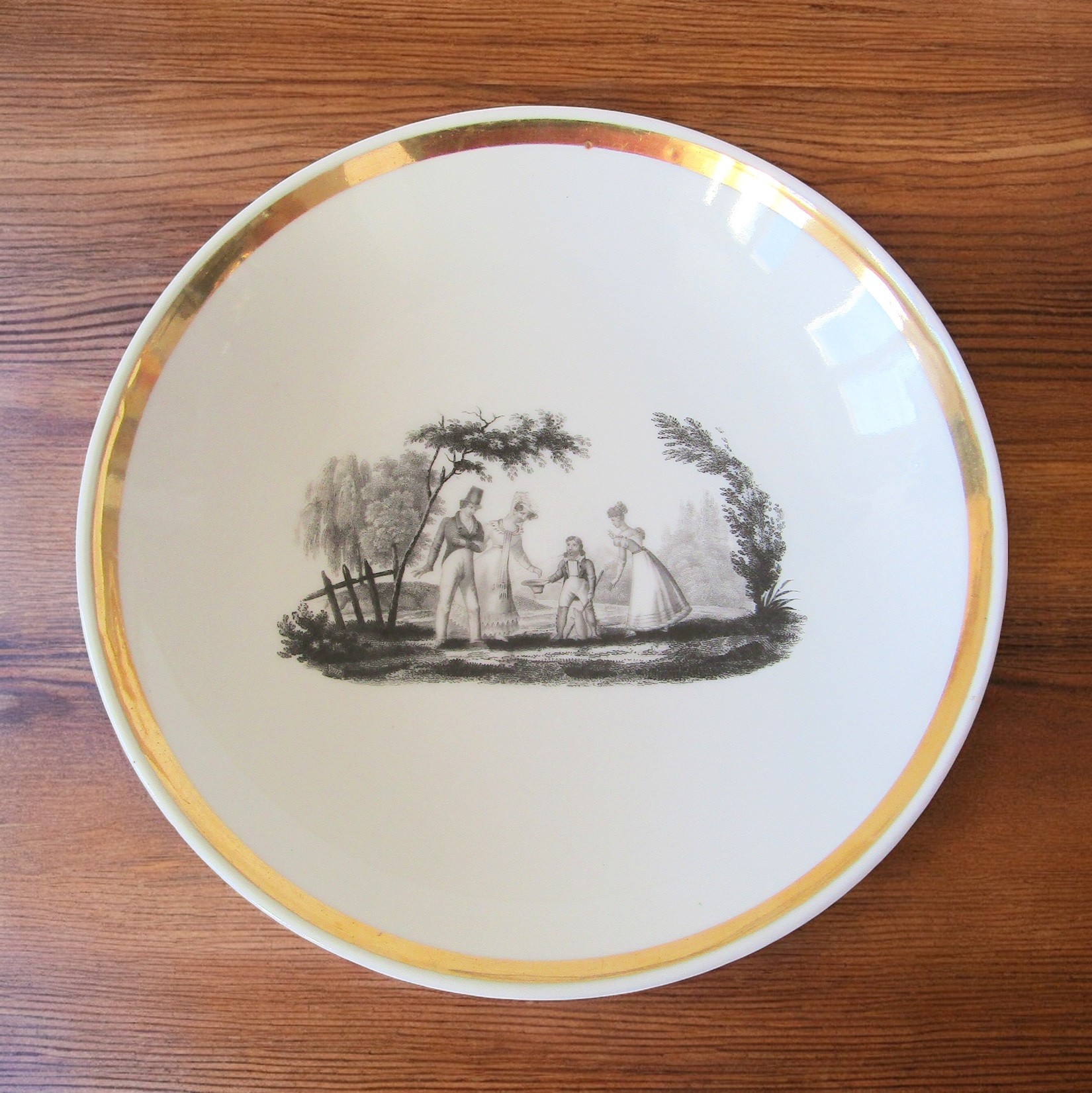 Paris. Coupe sur pied en porcelaine décor grisaille dresseur de marmottes, XIXe