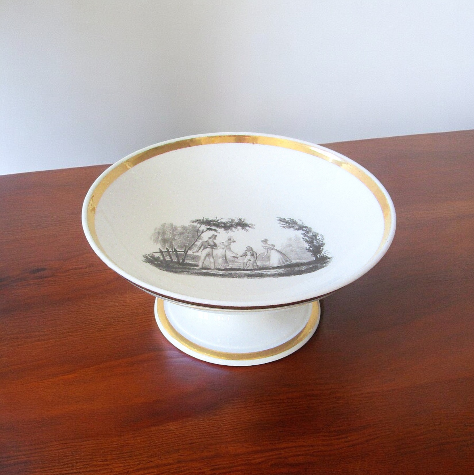 Paris. Coupe sur pied en porcelaine décor grisaille dresseur de marmottes, XIXe
