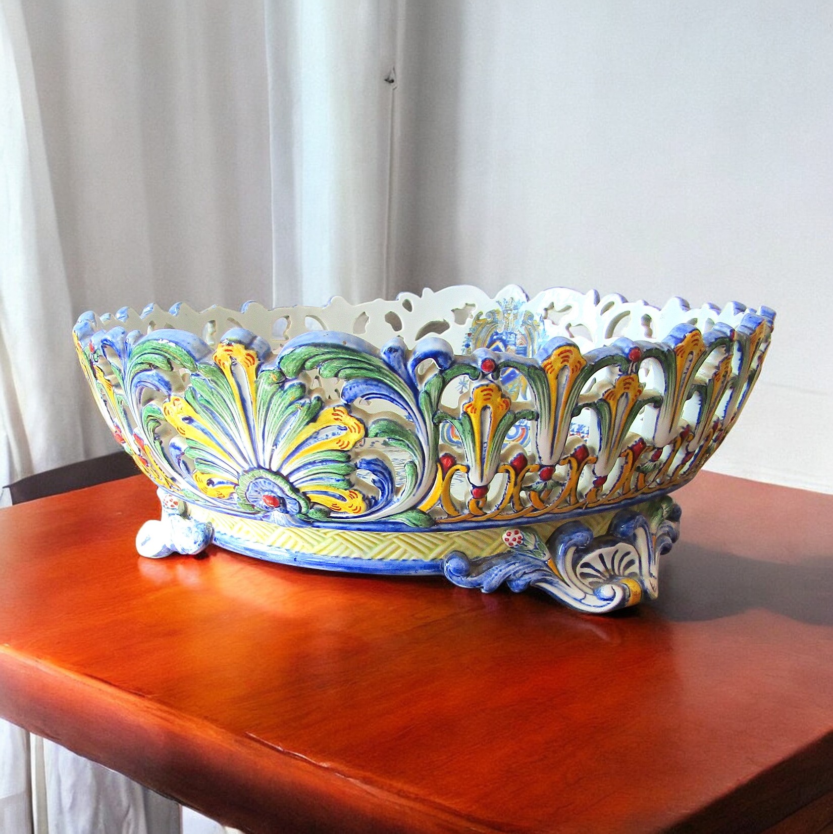 Gien. Coupe en faïence à bords ajourés à décor polychrome darmoiries, fin XIXe siècle
