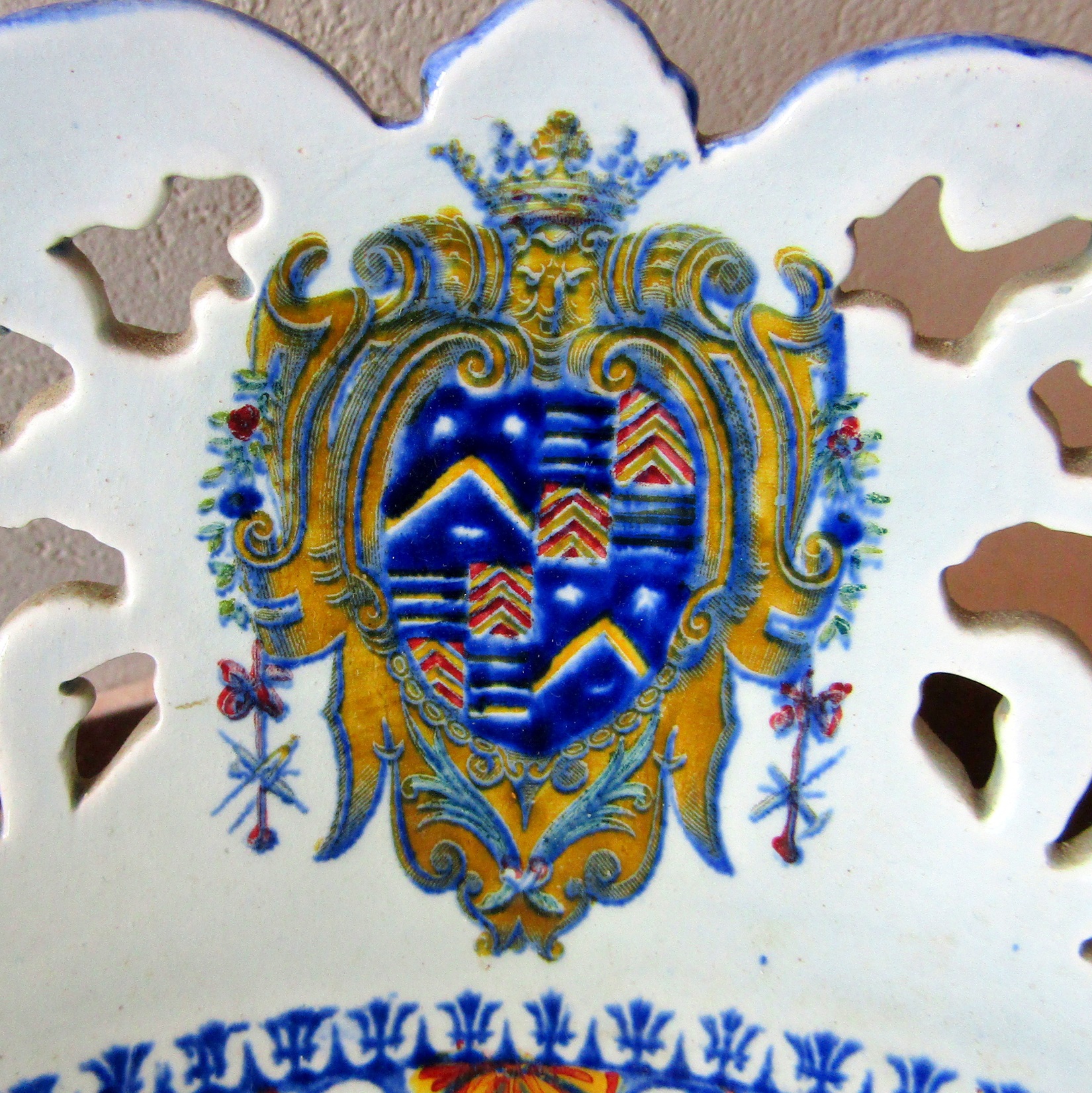 Gien. Coupe en faïence à bords ajourés à décor polychrome darmoiries, fin XIXe siècle