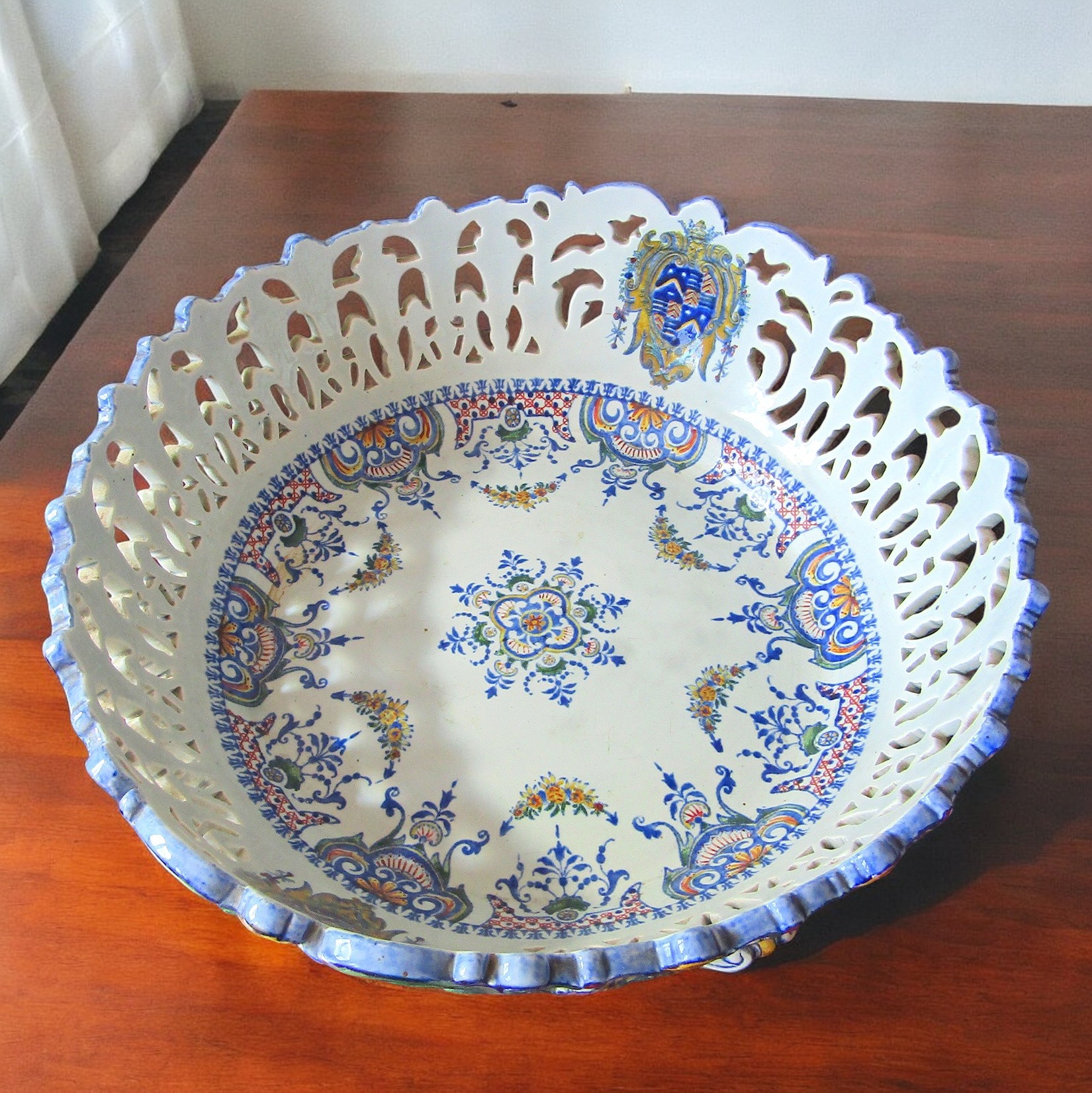 Gien. Coupe en faïence à bords ajourés à décor polychrome darmoiries, fin XIXe siècle