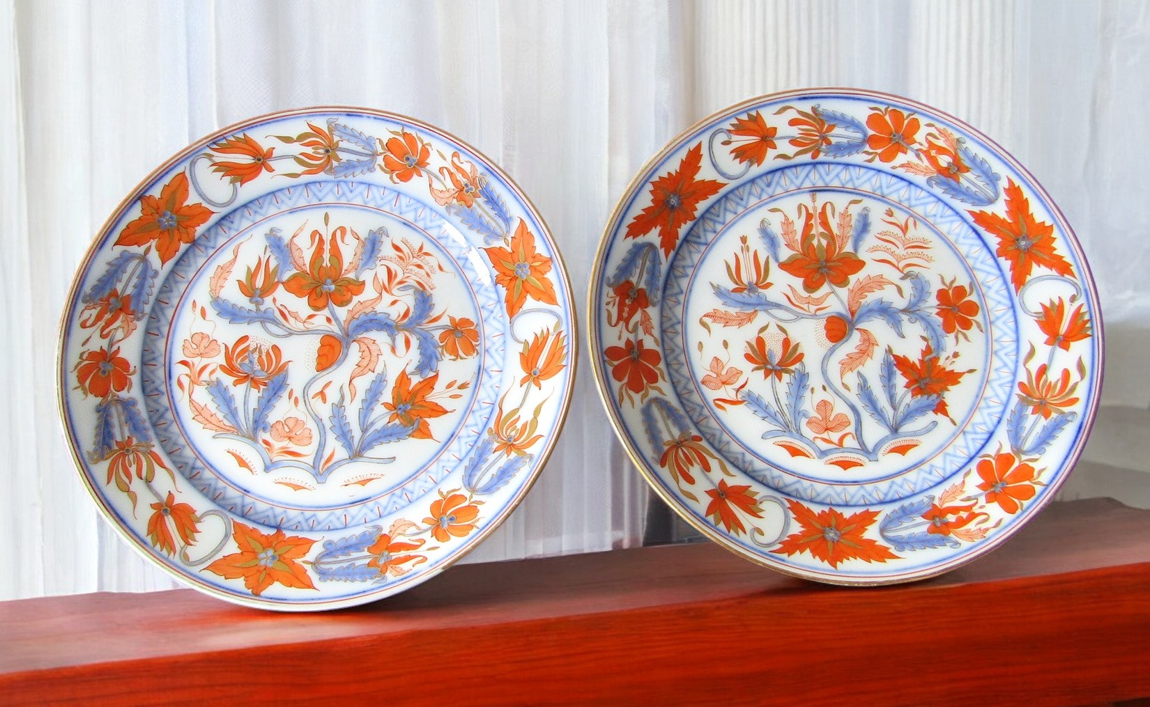 Bayeux ou Paris. Paire d\'assiettes en porcelaine à décor de fleurs, XIXe siècle