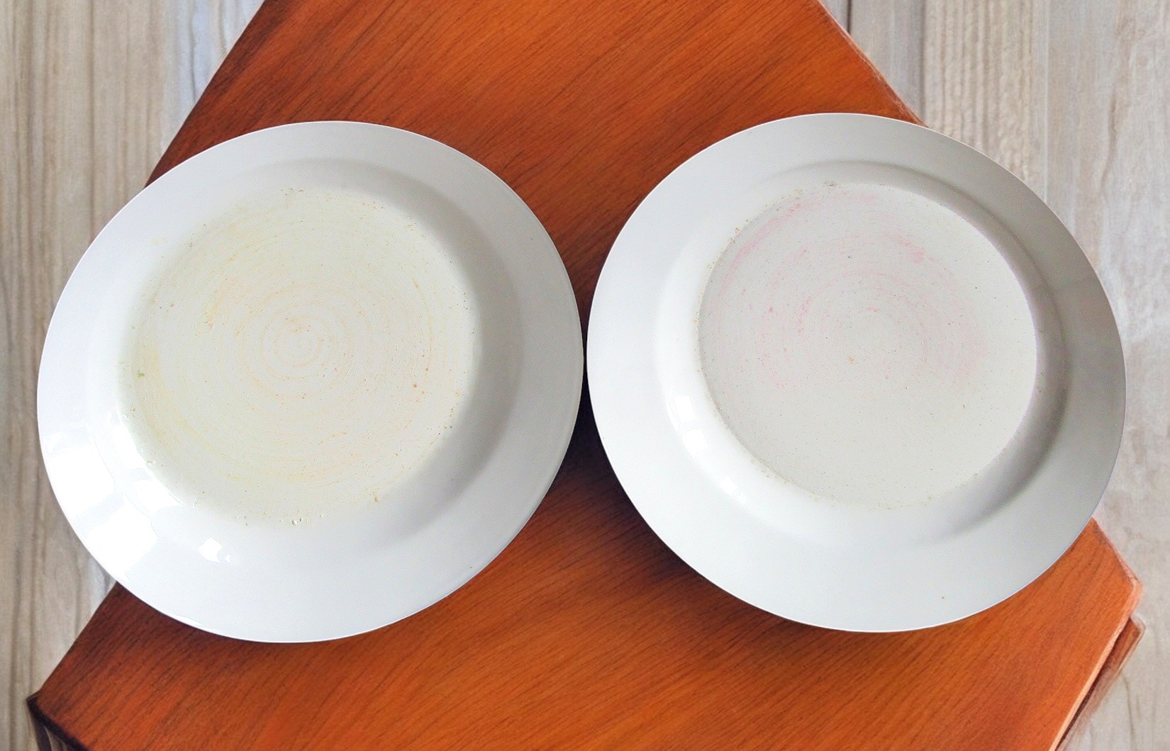 Bayeux ou Paris. Paire dassiettes en porcelaine à décor de fleurs, XIXe siècle