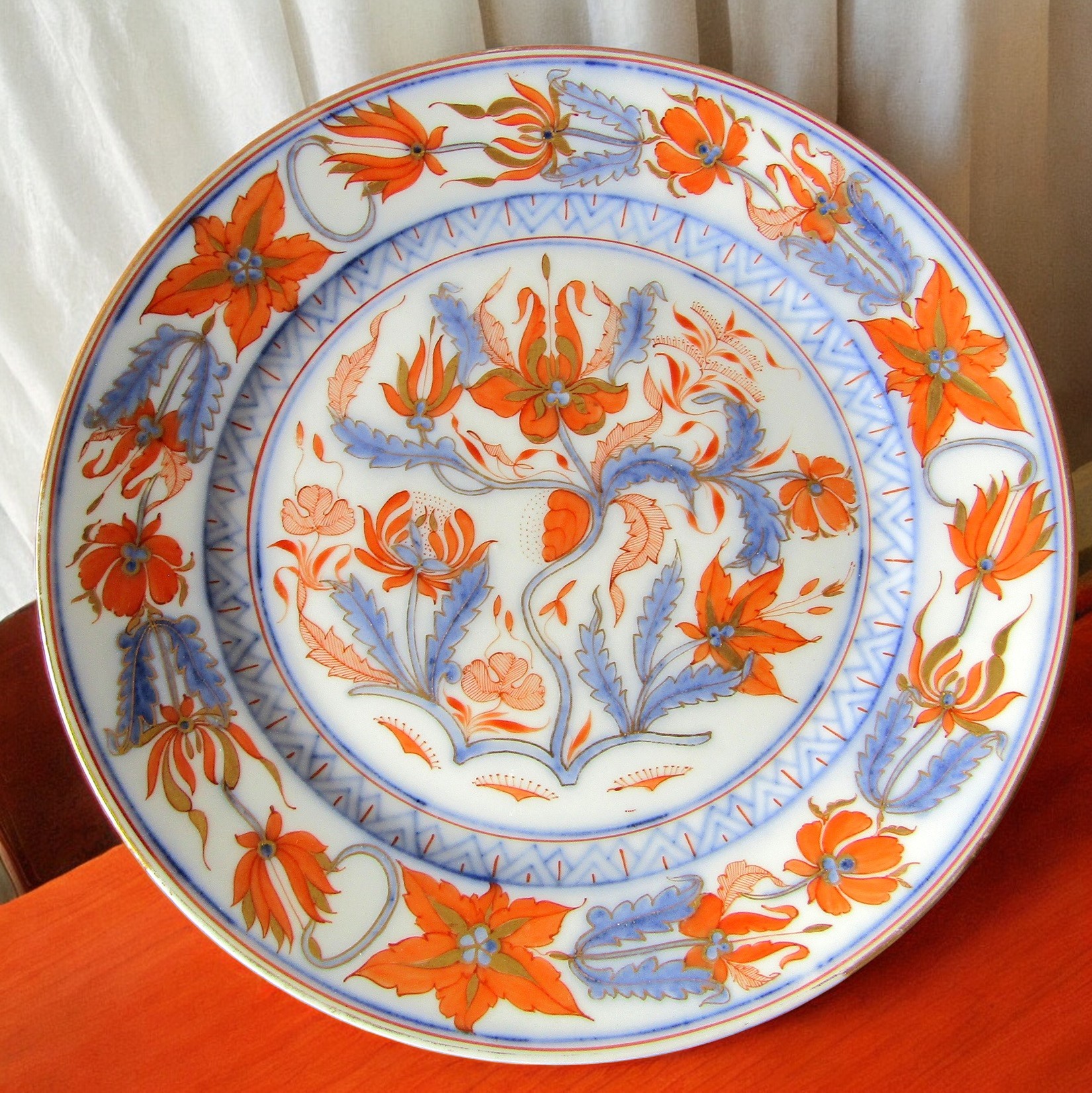 Bayeux ou Paris. Paire dassiettes en porcelaine à décor de fleurs, XIXe siècle