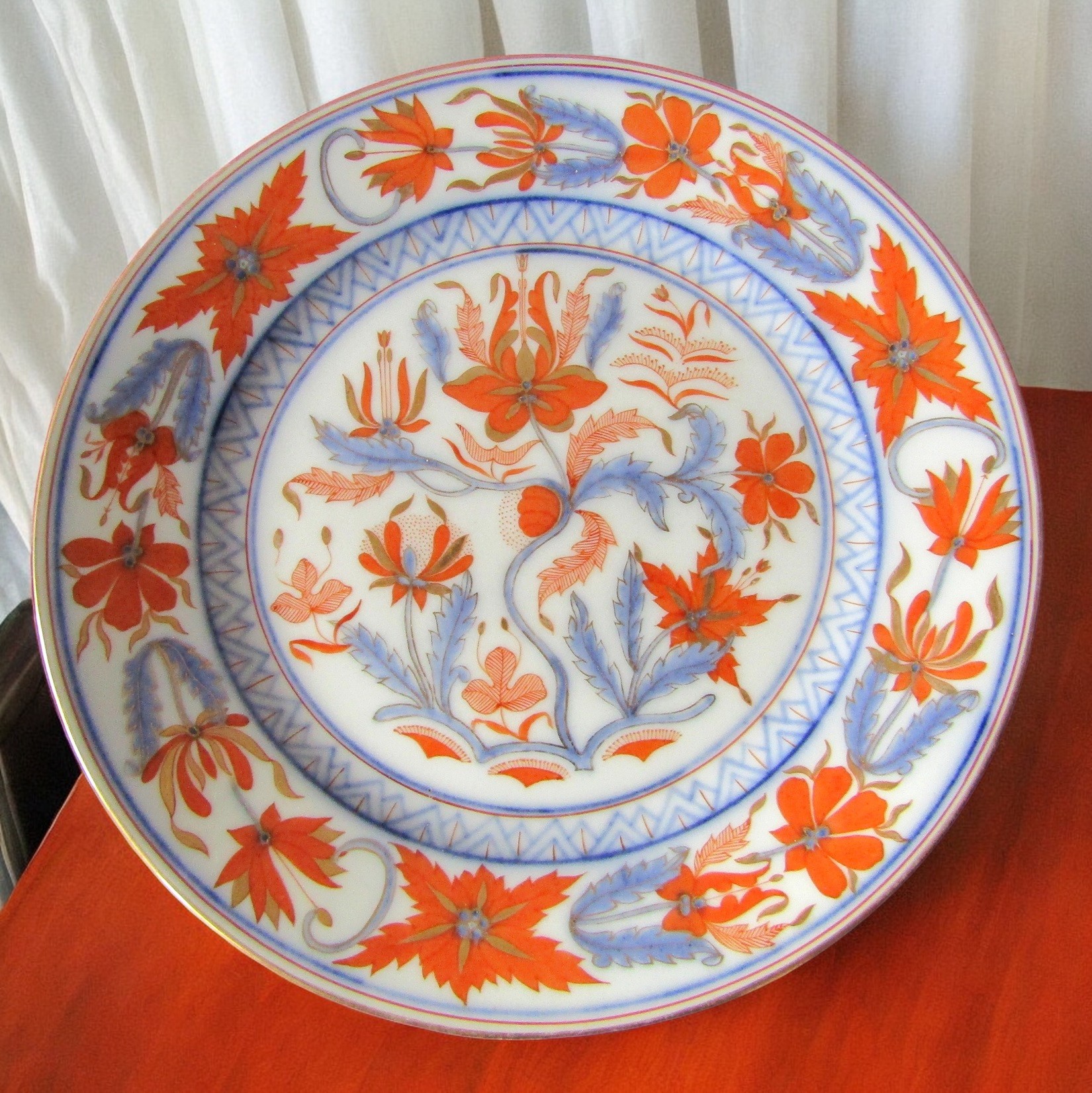 Bayeux ou Paris. Paire dassiettes en porcelaine à décor de fleurs, XIXe siècle