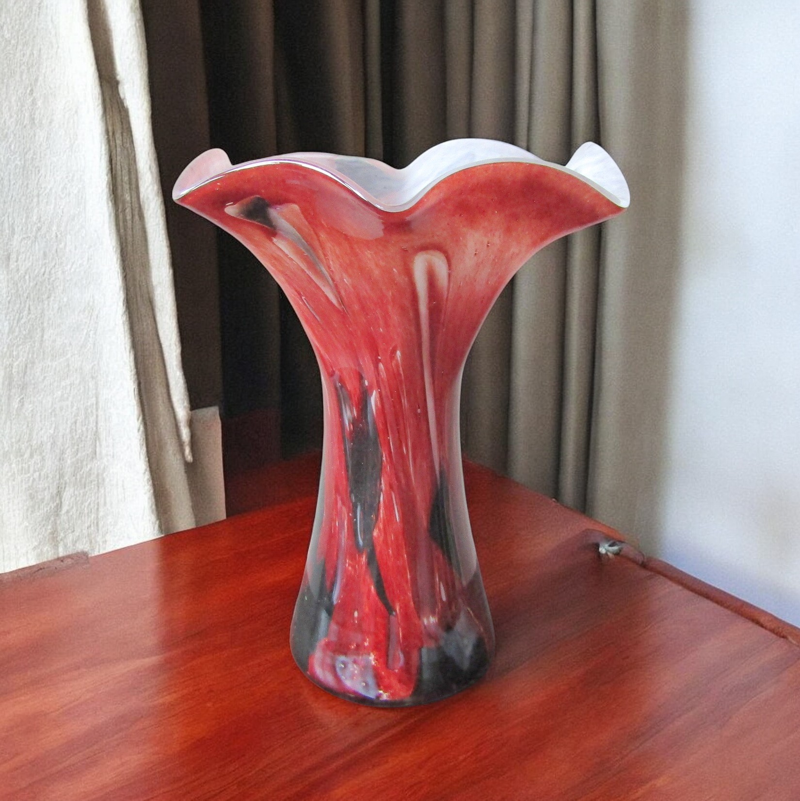 La Rochère. Vase en verre soufflé à bord ondulé à décor dinclusions, XXe
