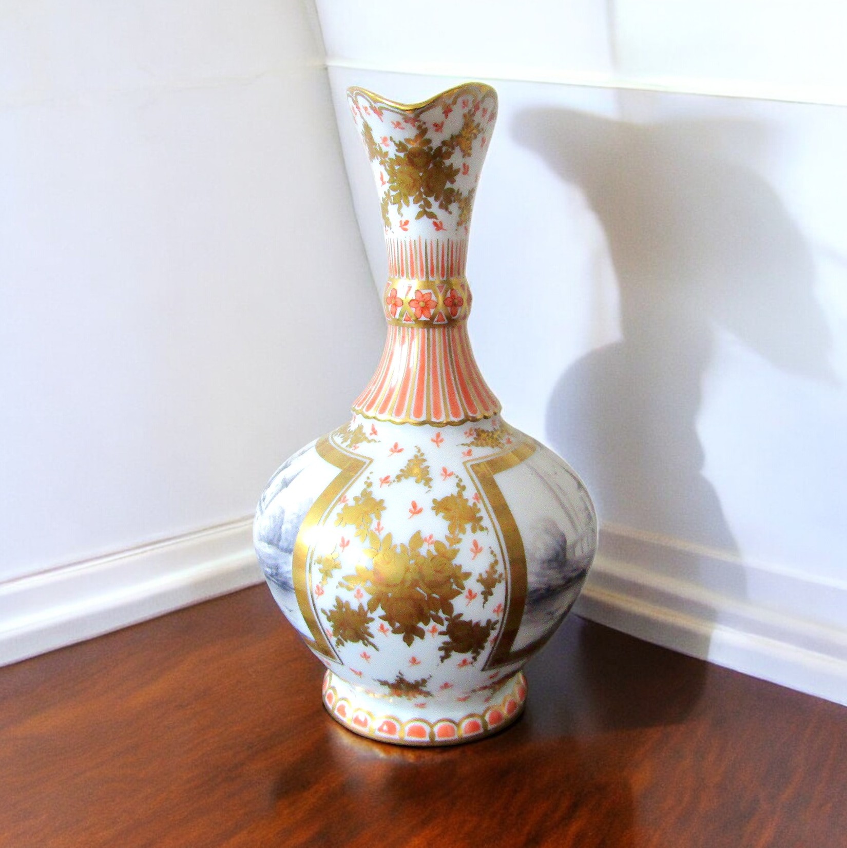 Limoges. Verseuse en porcelaine à décor de paysages en grisaille, XXe