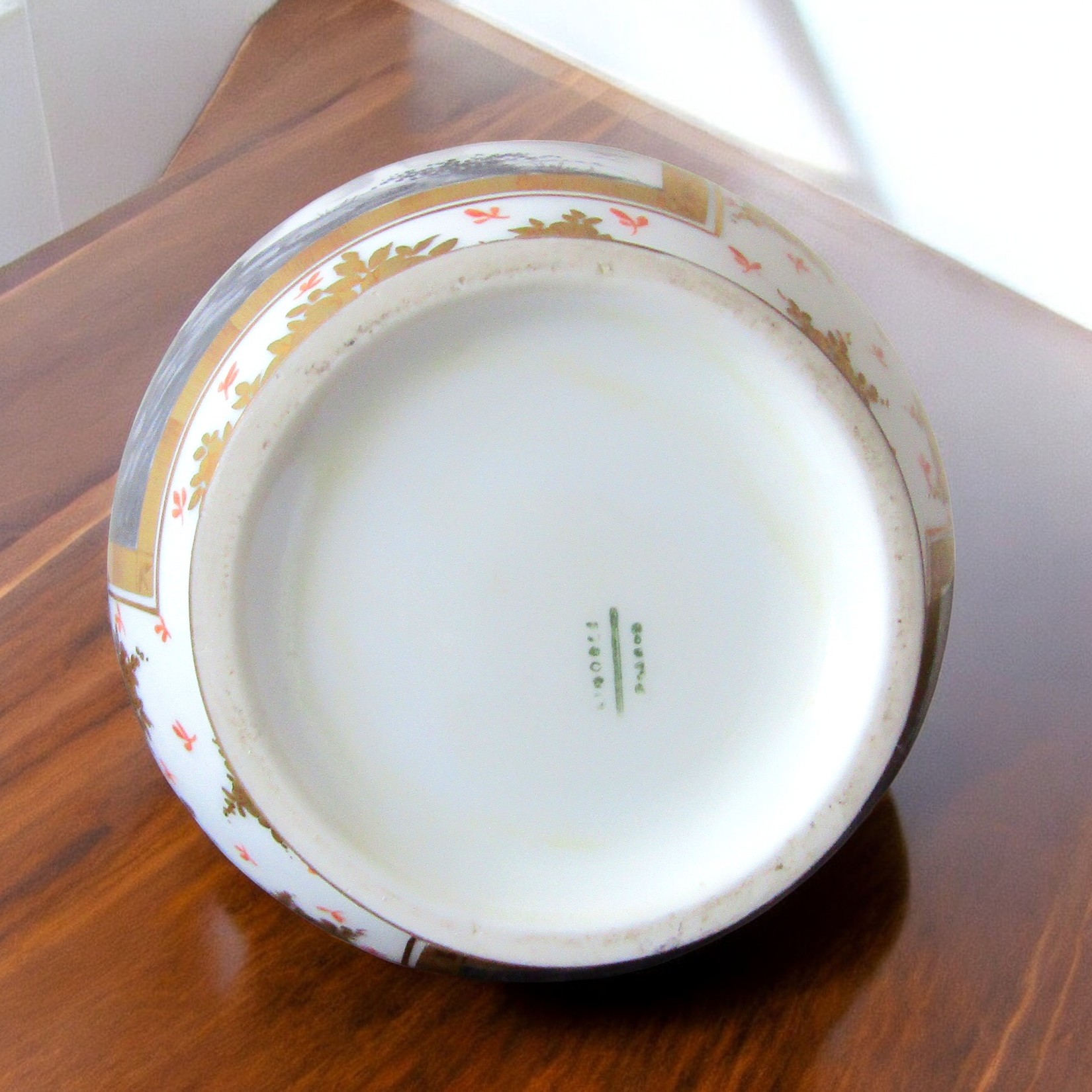 Limoges. Verseuse en porcelaine à décor de paysages en grisaille, XXe