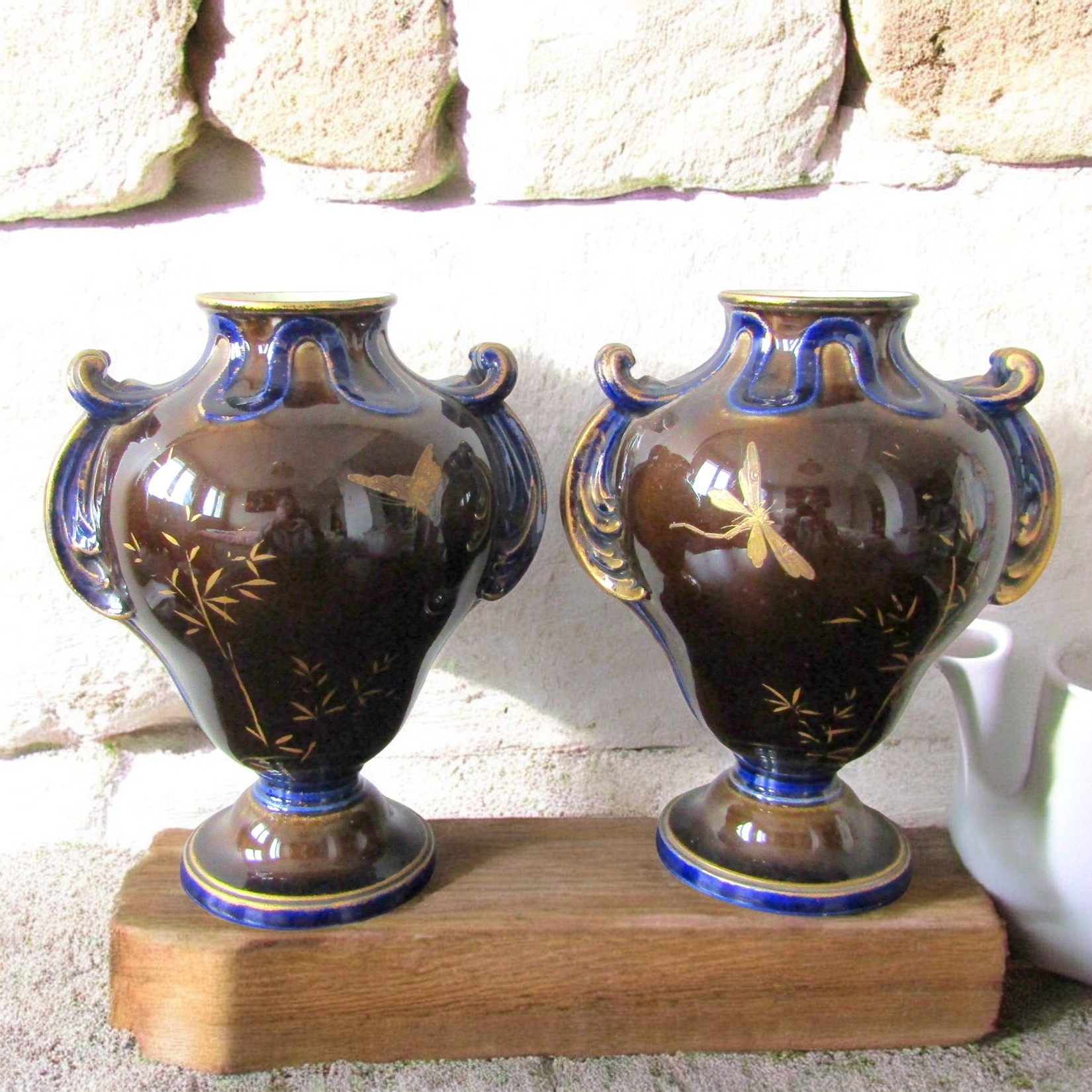 Choisy-le-Roi. Rare paire de vases en faïence décor de papillons perlés, fin XIXe siècle