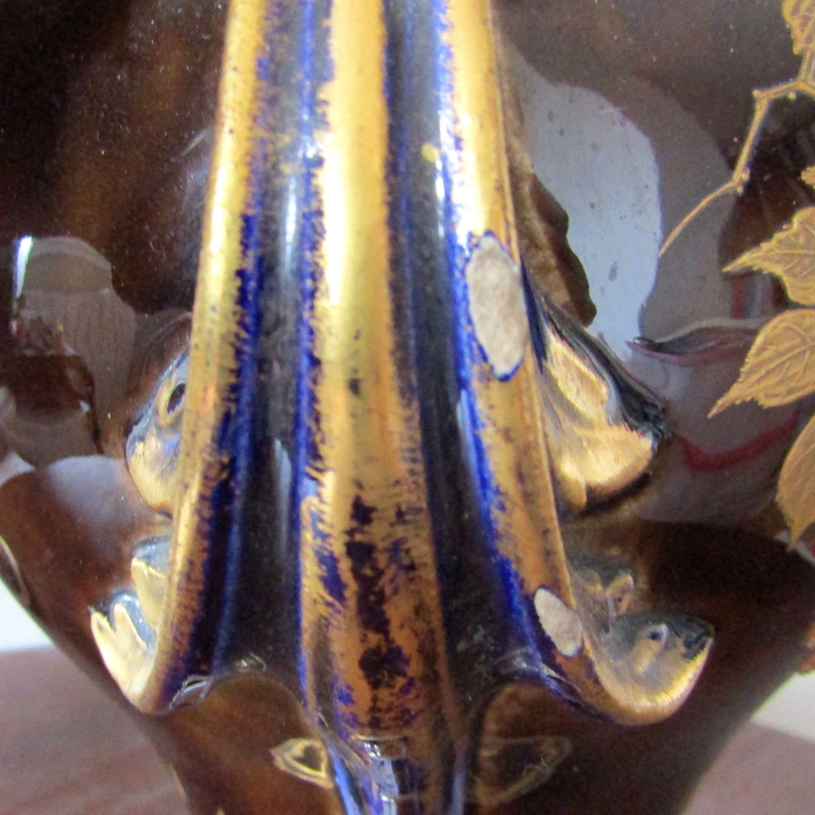 Choisy-le-Roi. Rare paire de vases en faïence décor de papillons perlés, fin XIXe siècle