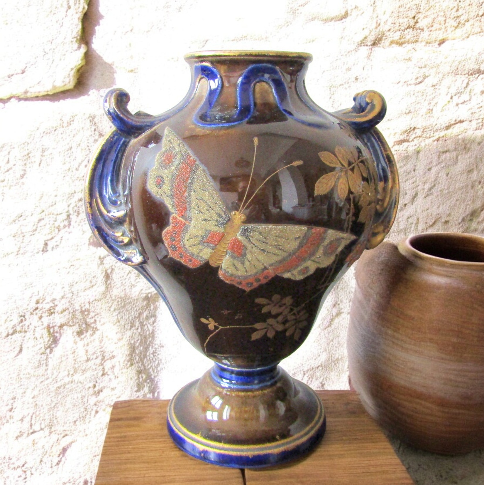 Choisy-le-Roi. Rare paire de vases en faïence décor de papillons perlés, fin XIXe siècle