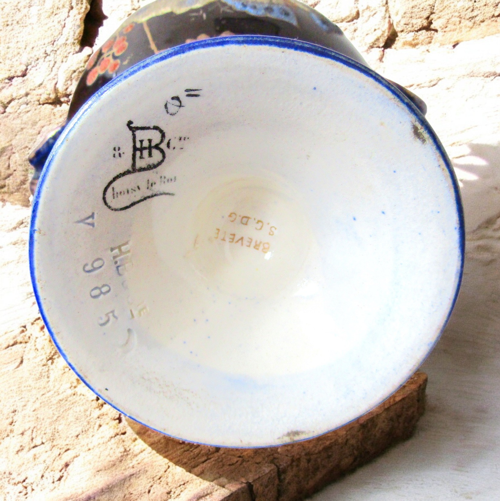 Choisy-le-Roi. Rare paire de vases en faïence décor de papillons perlés, fin XIXe siècle