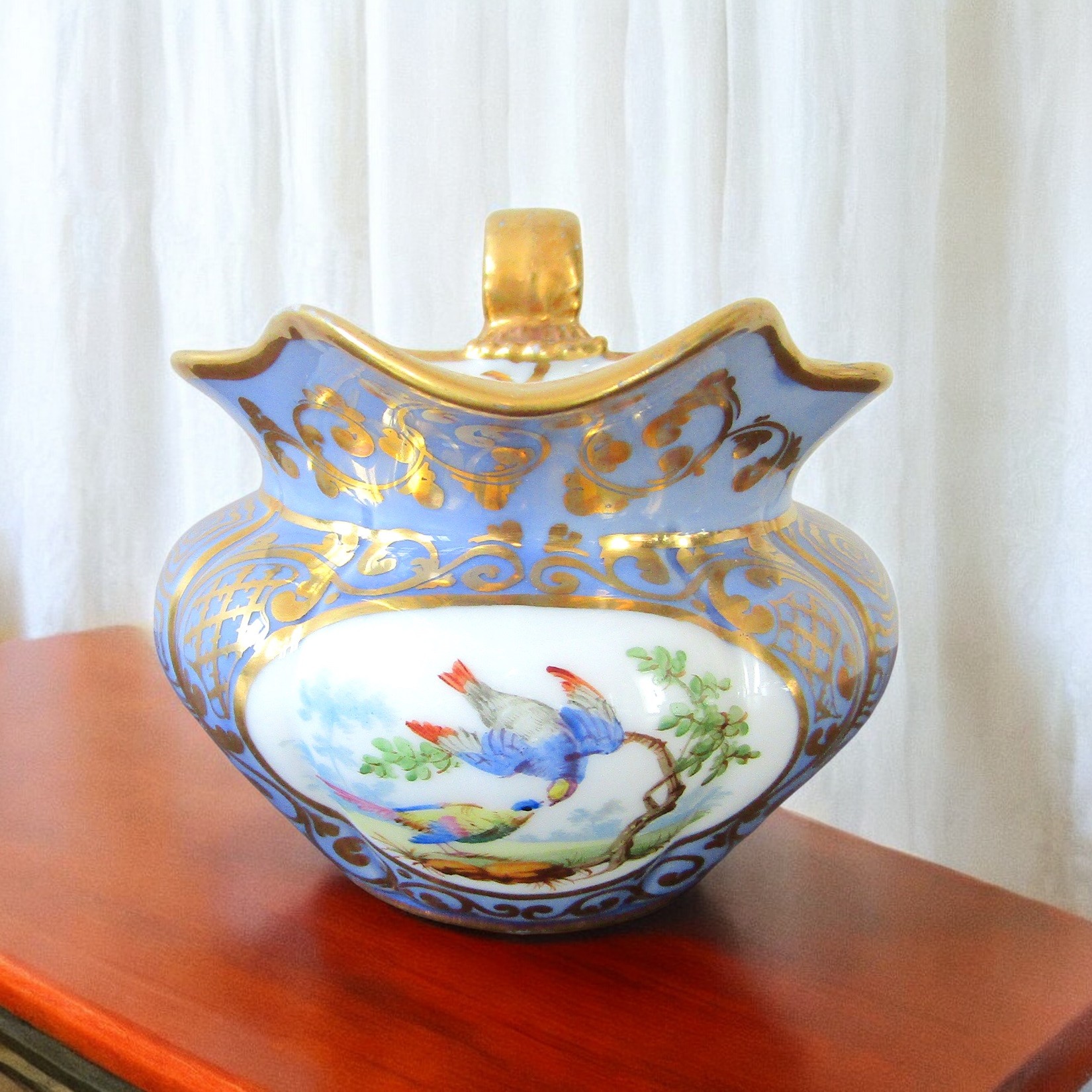 Paris. Pot à lait en porcelaine à décor polychrome doiseaux, XIXe siècle