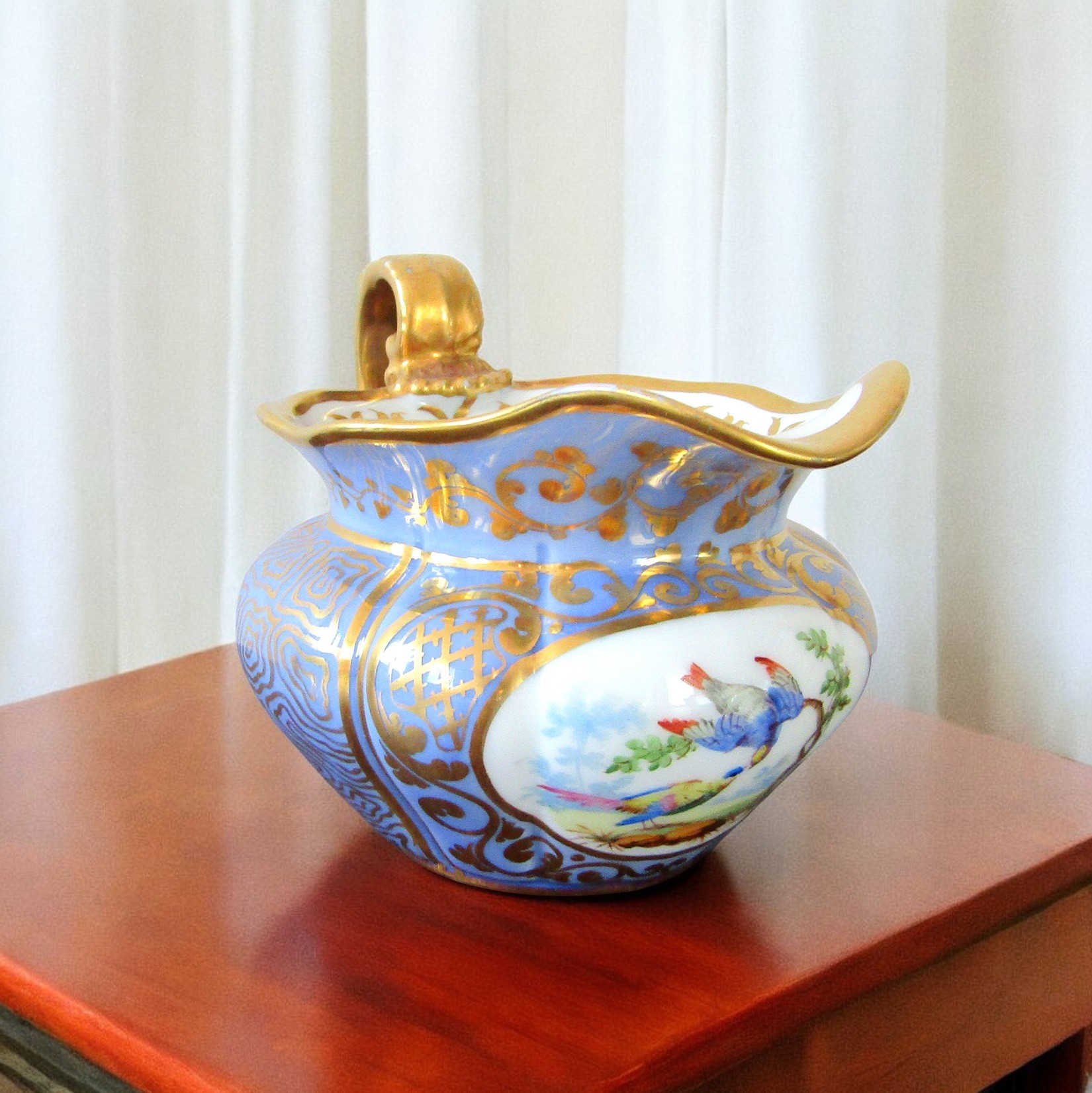 Paris. Pot à lait en porcelaine à décor polychrome d\'oiseaux, XIXe siècle