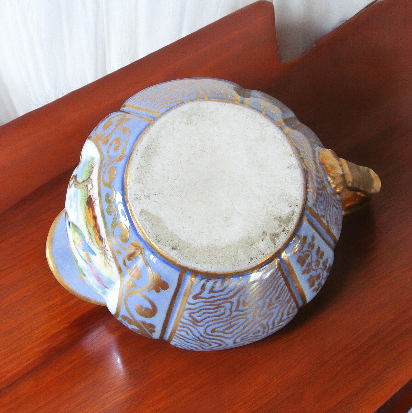 Paris. Pot à lait en porcelaine à décor polychrome doiseaux, XIXe siècle