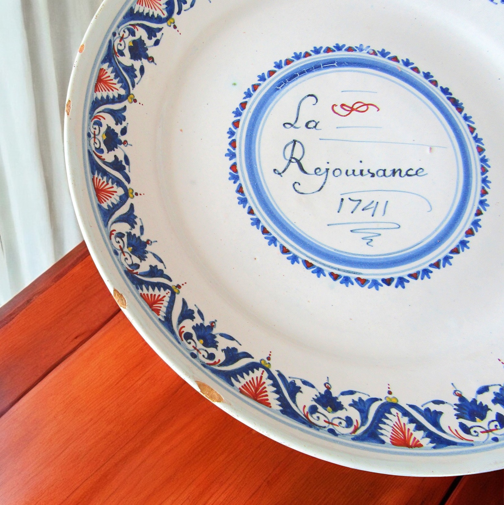 Rouen. Assiette en faïence décor camaïeu bleu et rouge portant linscription "La Rejouisance 1741", XVIIIe siècle