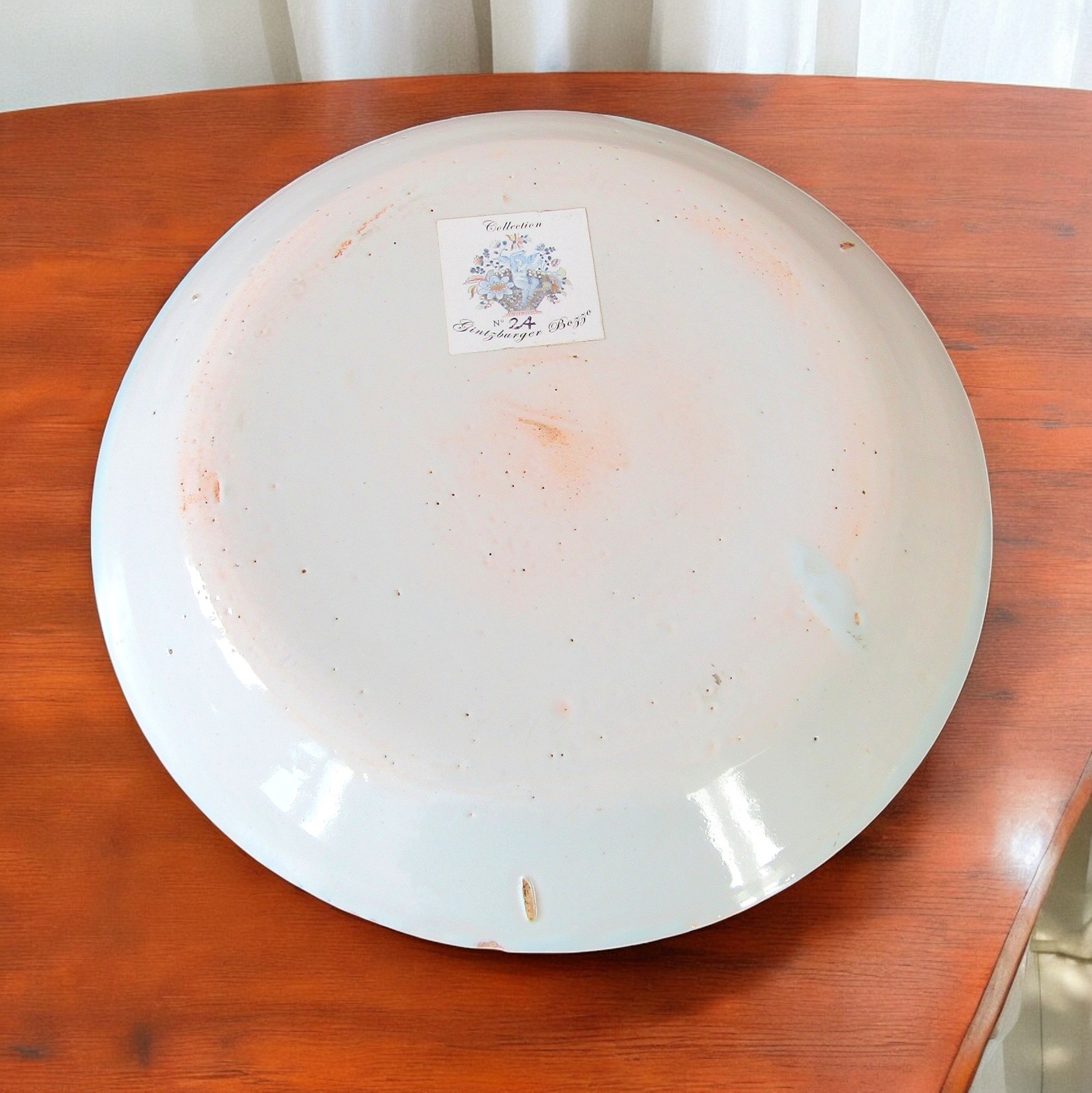 Rouen. Assiette en faïence à décor polychrome dinitiales entrelacés, XVIIIe siècle