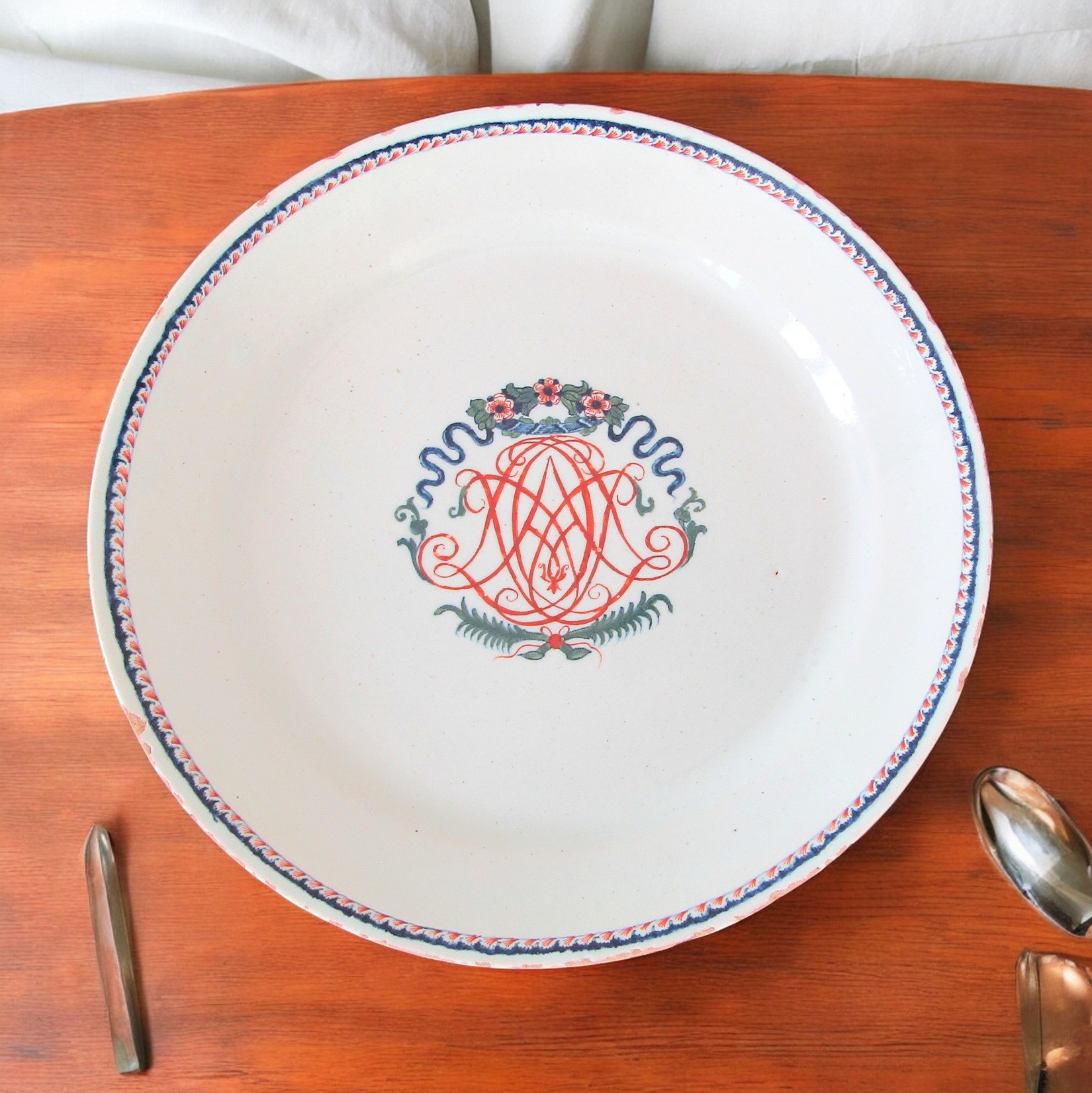 Rouen. Assiette en faïence à décor polychrome d\'initiales entrelacés, XVIIIe siècle