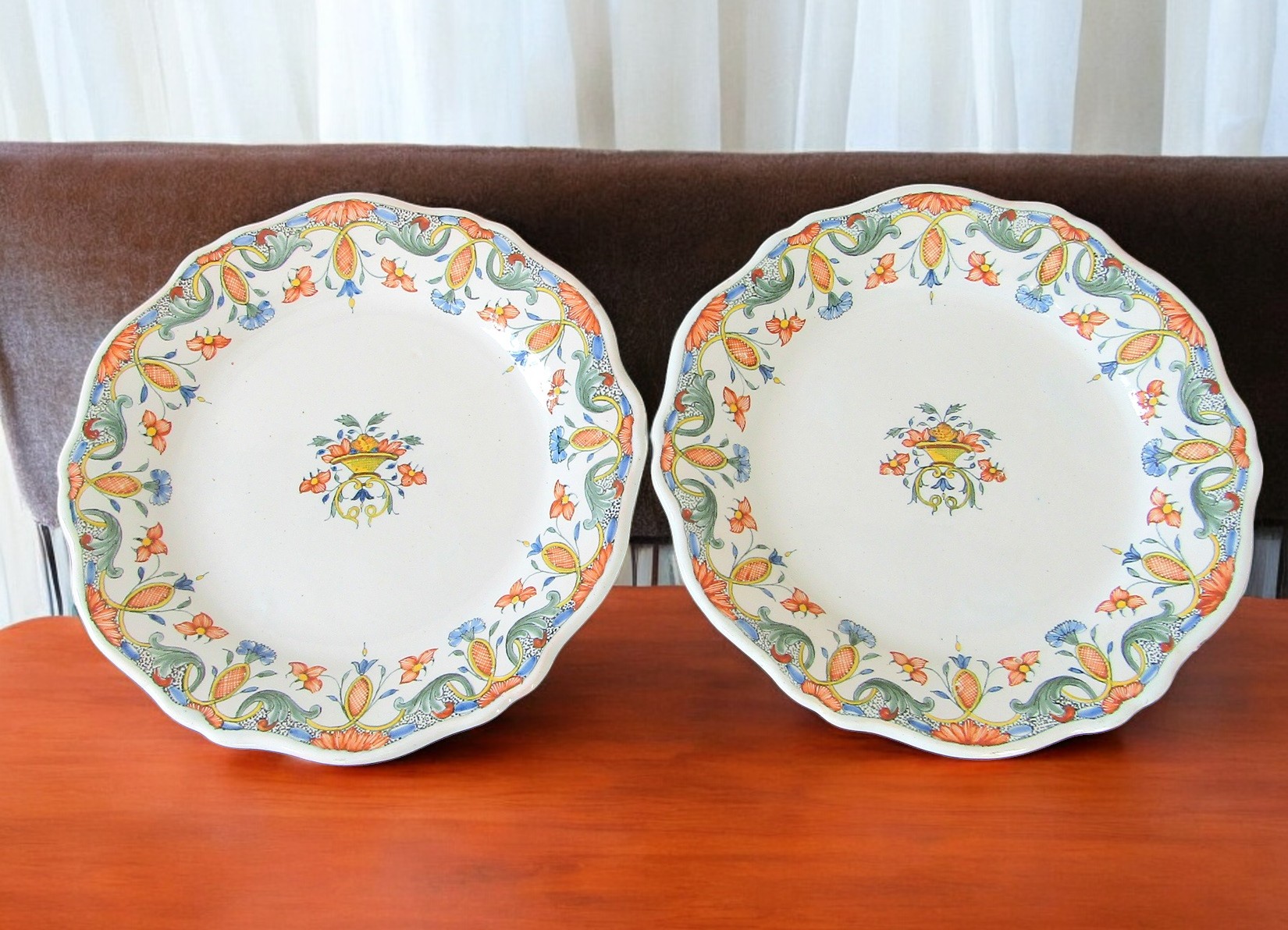 Rouen. Paire d\'assiettes en faïence à décor de corbeilles fleuries XVIIIe siècle