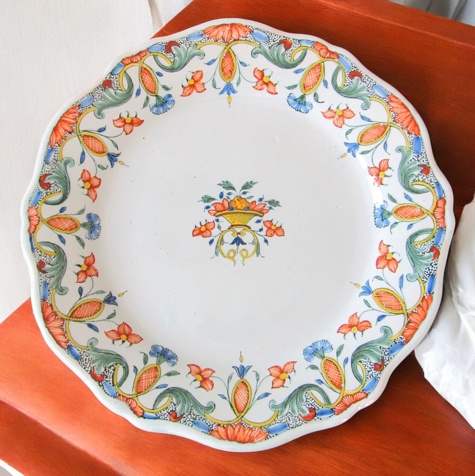 Rouen. Paire dassiettes en faïence à décor de corbeilles fleuries XVIIIe siècle