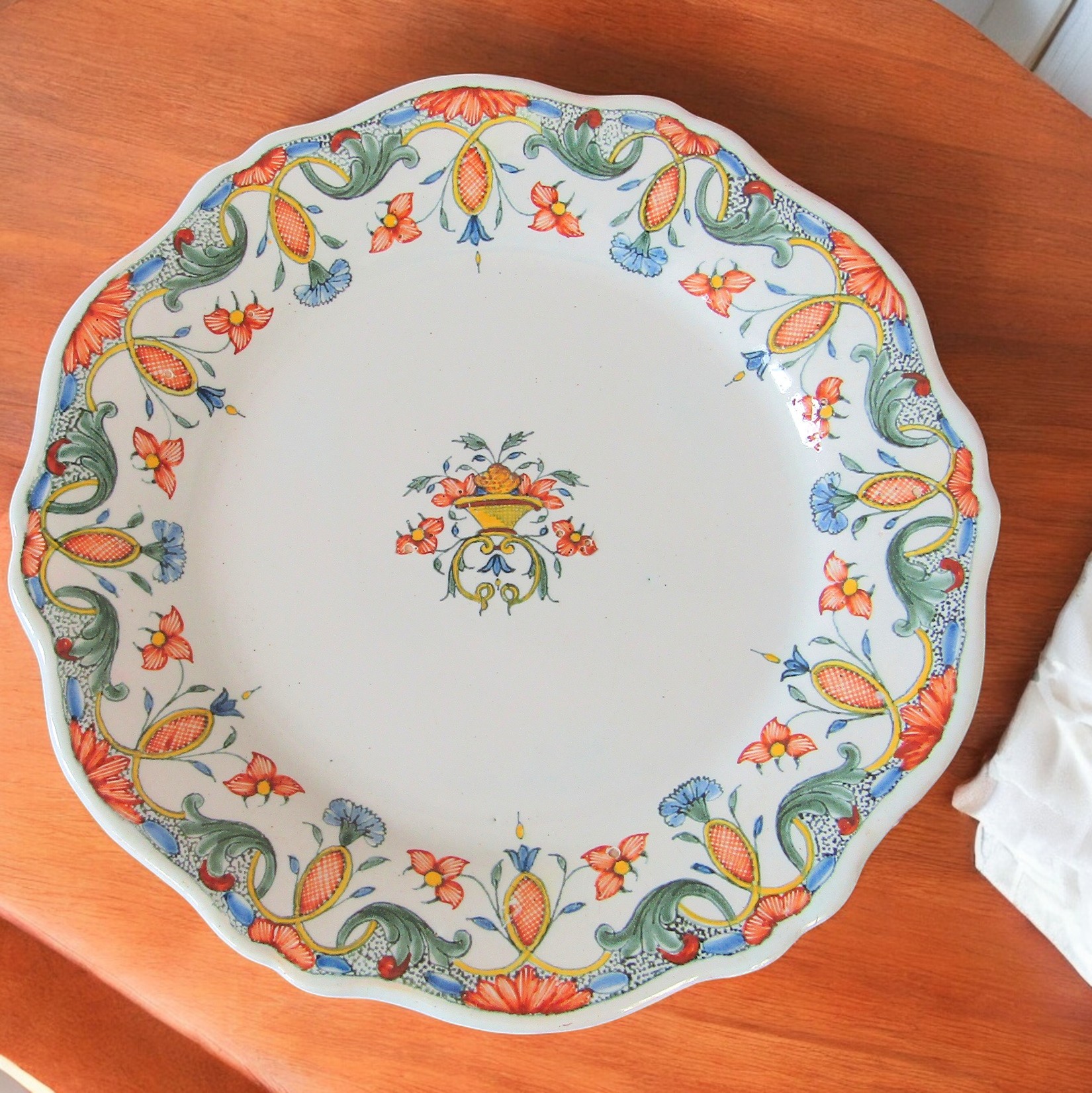 Rouen. Paire dassiettes en faïence à décor de corbeilles fleuries XVIIIe siècle