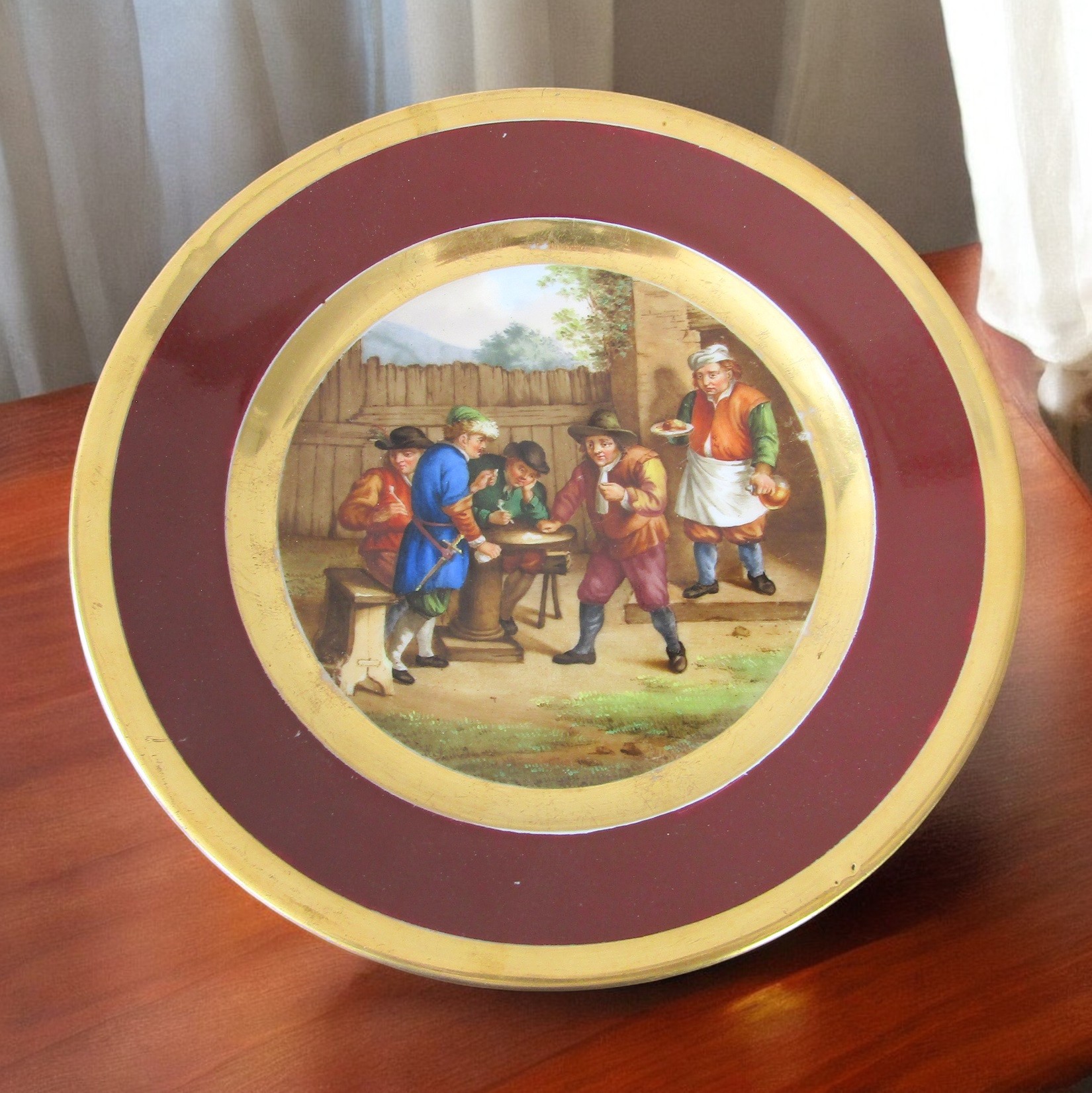 Bruxelles. Assiette en porcelaine à décor d\'une scène de taverne, XIXe siècle