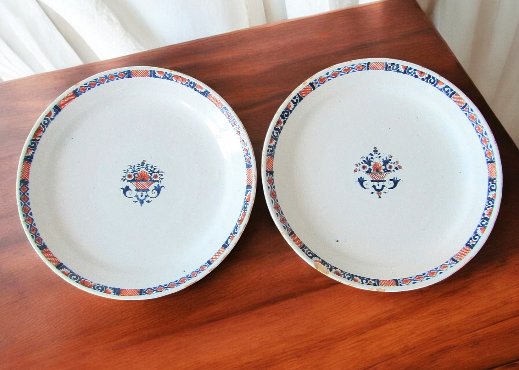Rouen. Paire d\'assiettes en faïence décor de corbeilles fleuries, XVIIIe siècle