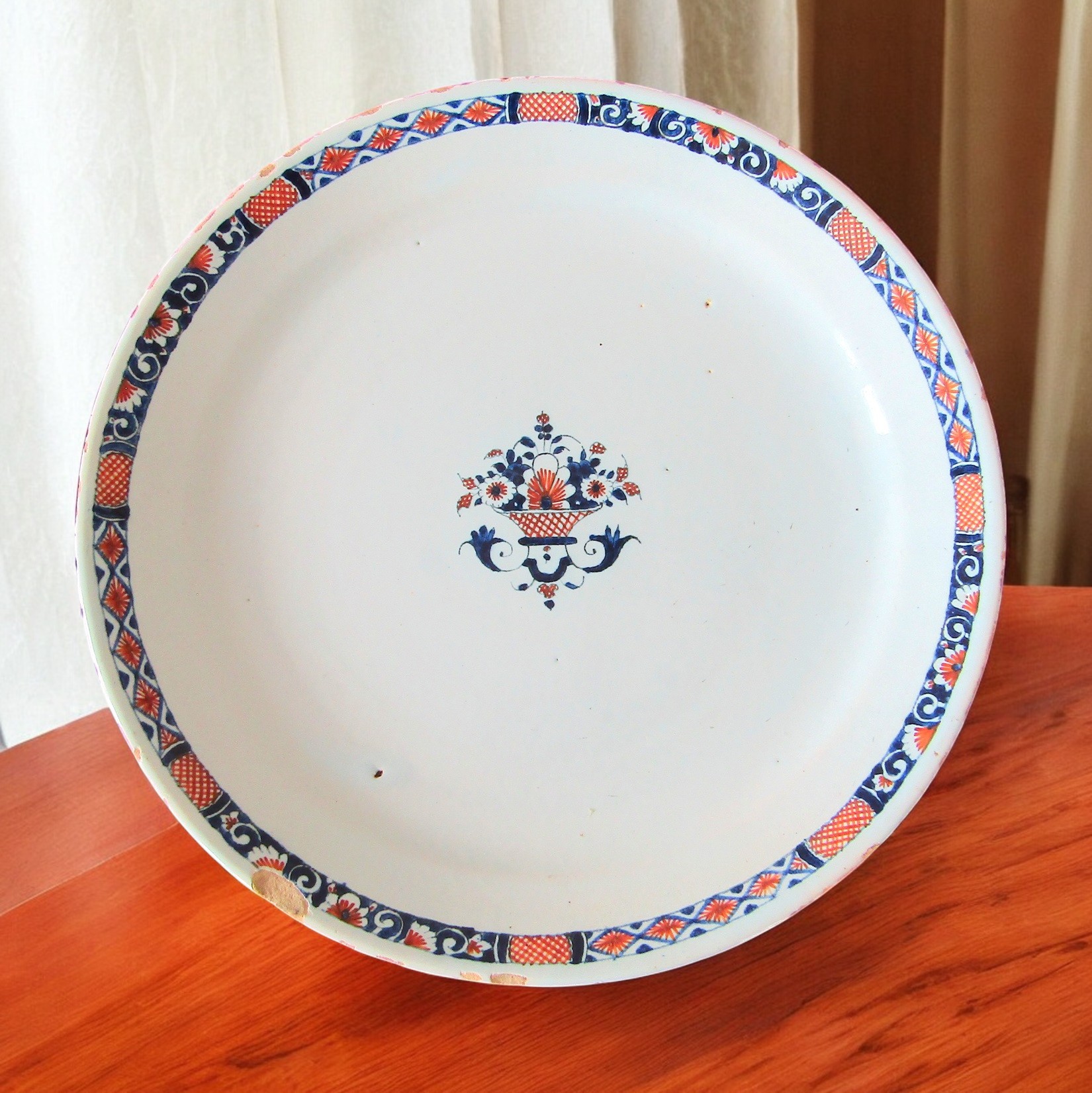Rouen. Paire dassiettes en faïence décor de corbeilles fleuries, XVIIIe siècle