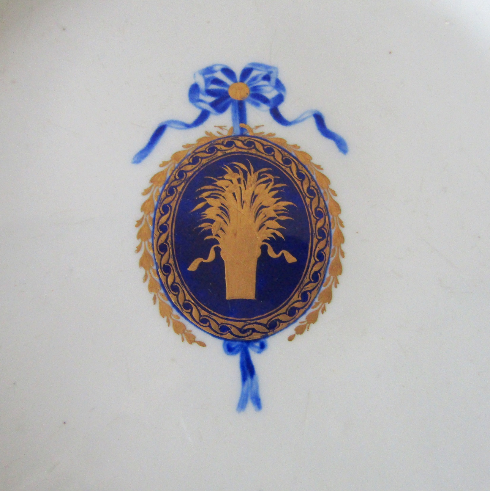 Tournai. Assiette en porcelaine à décor dun médaillon bleu roi à décor de motifs or, XVIIIe siècle