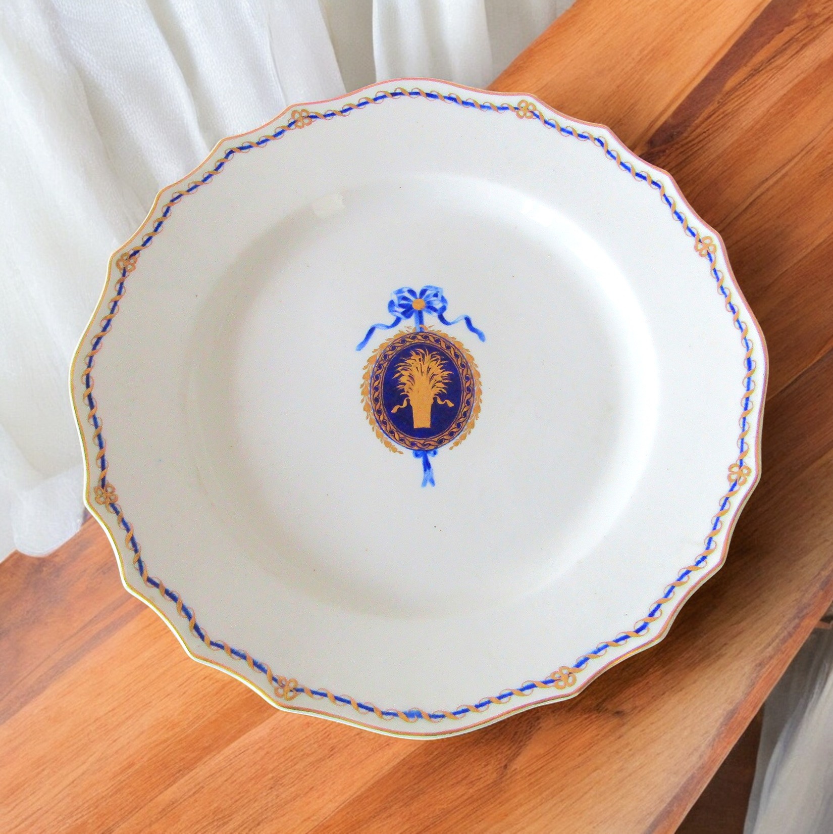 Tournai. Assiette en porcelaine à décor d\'un médaillon bleu roi à décor de motifs or, XVIIIe siècle