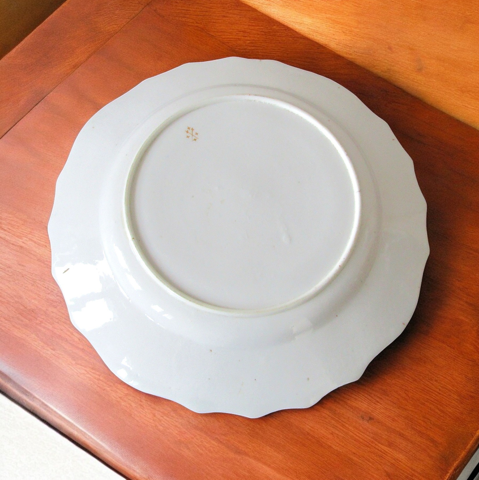 Tournai. Assiette en porcelaine à décor polychrome dun bouquet fleuri, XVIIIe siècle