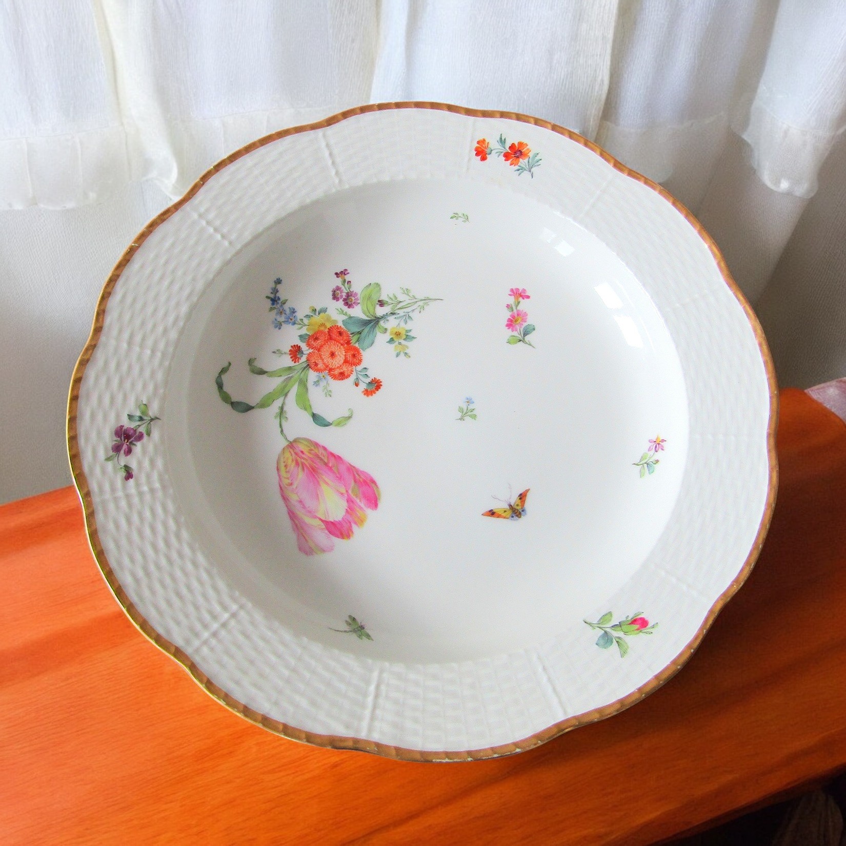 KPM Berlin. Plat creux en porcelaine décor polychrome de fleurs, XXe siècle