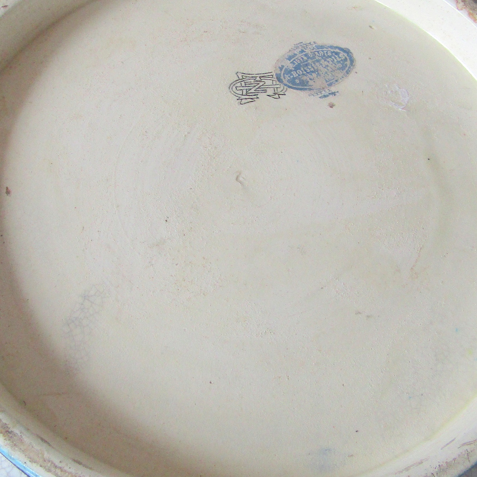 Gien. Cache-pot anses dauphins en faïence à décor démaux polychromes, XIXe siècle