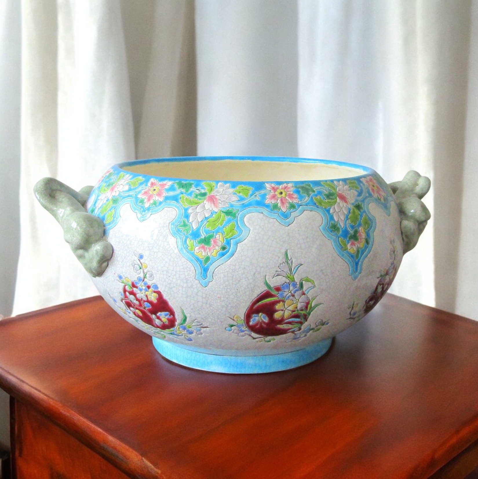 Gien. Cache-pot anses dauphins en faïence à décor démaux polychromes, XIXe siècle