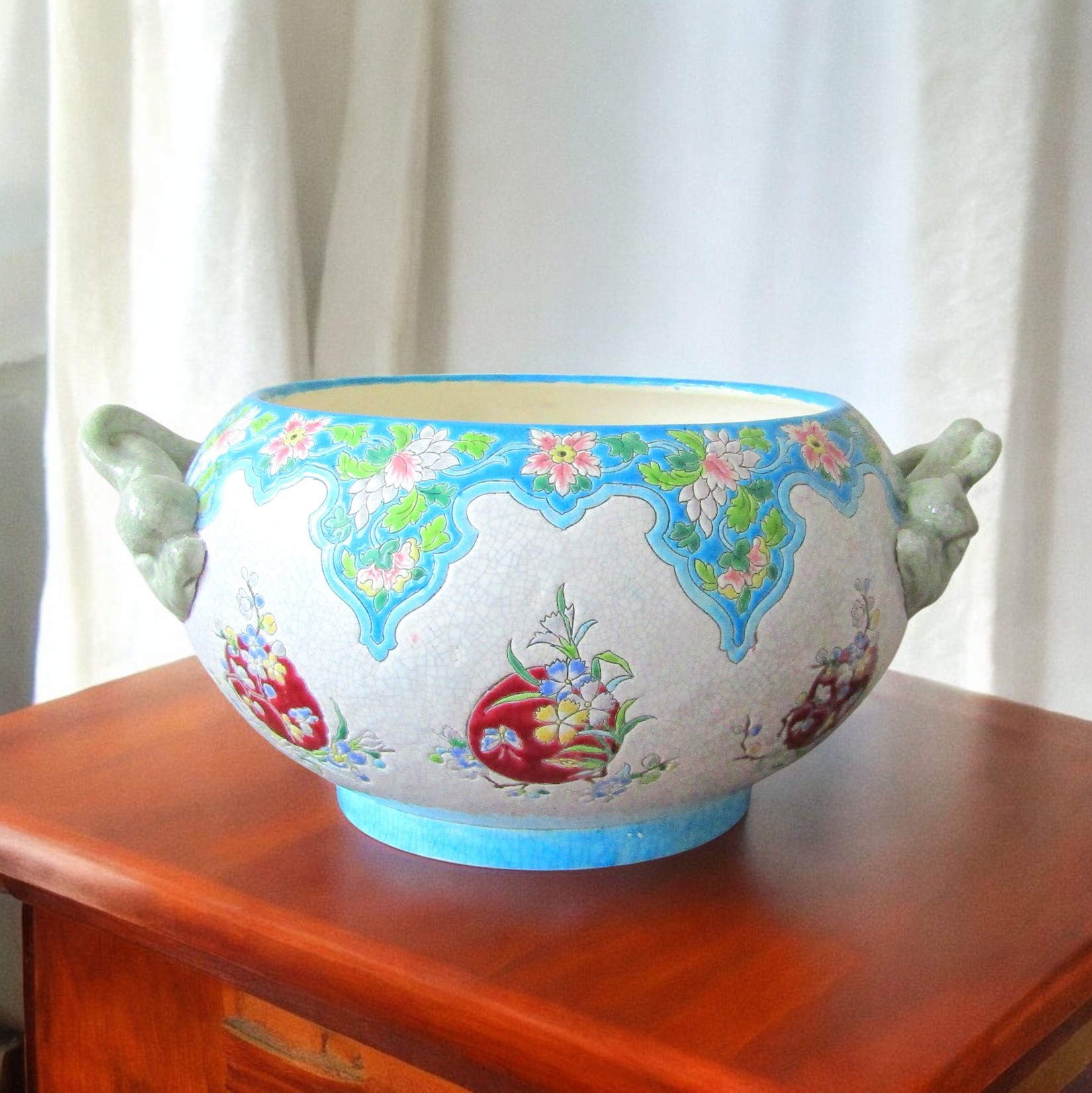 Gien. Cache-pot anses dauphins en faïence à décor d\'émaux polychromes, XIXe siècle