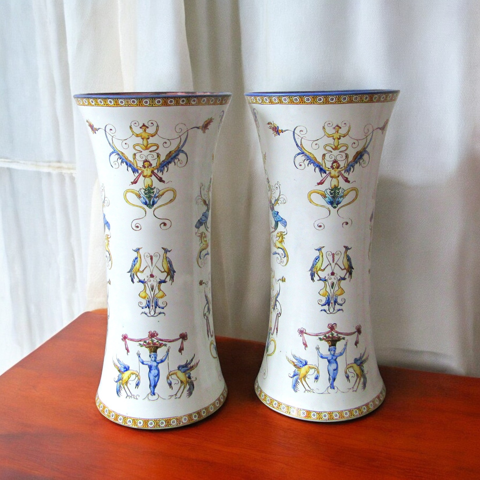 Gien. Paire de vases rouleaux en faïence décor Renaissance fond blanc, XIXe